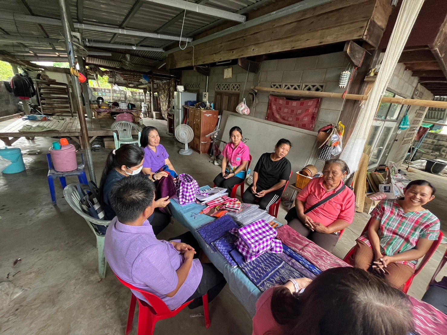 พช.ยโสธร ลงพื้นที่ติดตามและสนับสนุนการพัฒนาผลิตภัณฑ์ OTOP จากภูมิปัญญาท้องถิ่น ในพื้นที่อำเภอคำเขื่อนแก้ว จังหวัดยโสธร