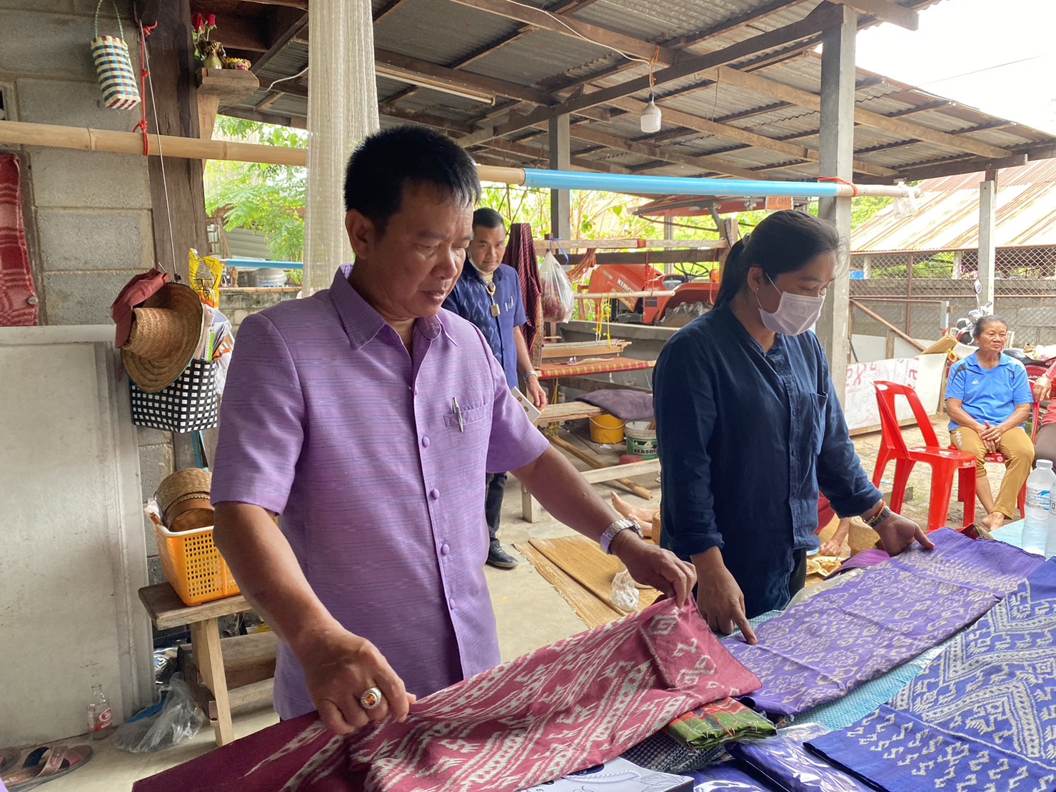 พช.ยโสธร ลงพื้นที่ติดตามและสนับสนุนการพัฒนาผลิตภัณฑ์ OTOP จากภูมิปัญญาท้องถิ่น ในพื้นที่อำเภอคำเขื่อนแก้ว จังหวัดยโสธร