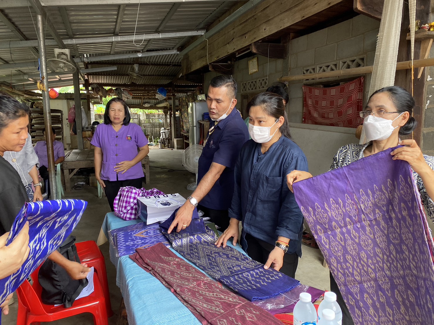 พช.ยโสธร ลงพื้นที่ติดตามและสนับสนุนการพัฒนาผลิตภัณฑ์ OTOP จากภูมิปัญญาท้องถิ่น ในพื้นที่อำเภอคำเขื่อนแก้ว จังหวัดยโสธร