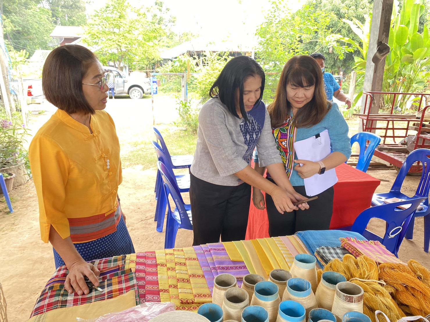 พช.ยโสธร ลงพื้นที่ติดตามและสนับสนุนการพัฒนาผลิตภัณฑ์ OTOP จากภูมิปัญญาท้องถิ่น ในพื้นที่อำเภอค้อวัง มหาชนะชัย จังหวัดยโสธร