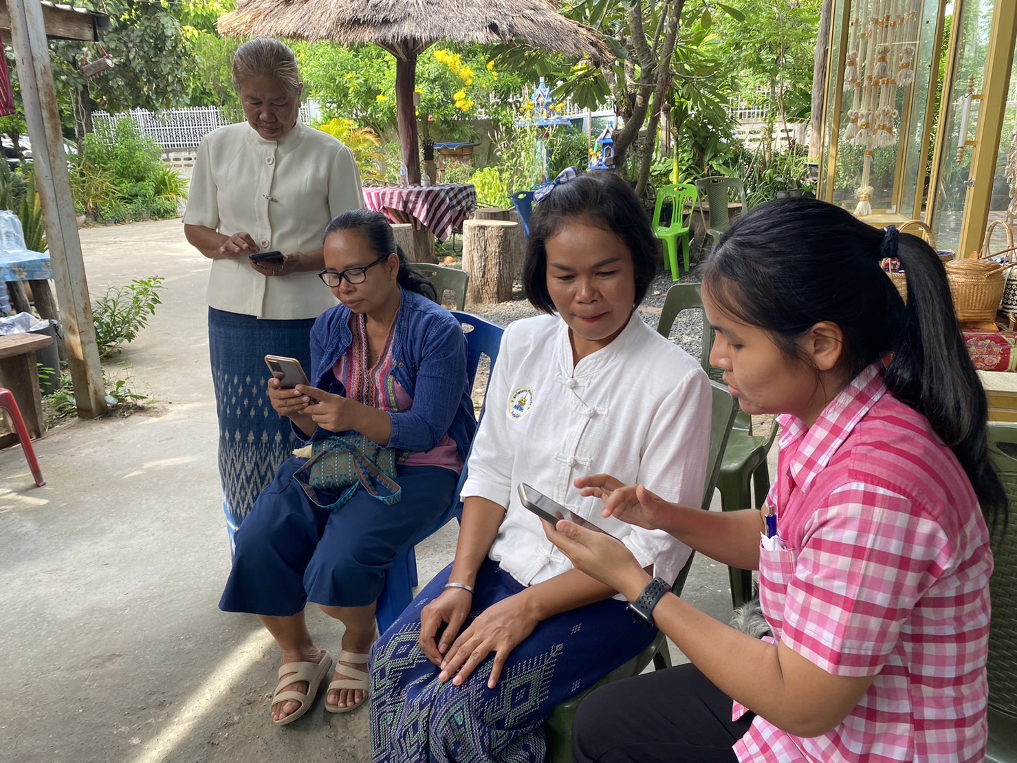 พช.ยโสธร ลงพื้นที่ติดตามและสนับสนุนการพัฒนาผลิตภัณฑ์ OTOP จากภูมิปัญญาท้องถิ่น ในพื้นที่อำเภอค้อวัง มหาชนะชัย จังหวัดยโสธร