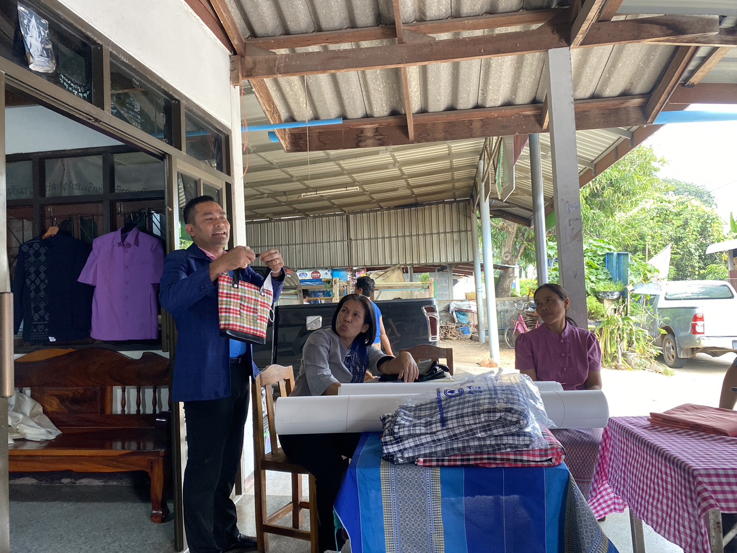 พช.ยโสธร ลงพื้นที่ติดตามและสนับสนุนการพัฒนาผลิตภัณฑ์ OTOP จากภูมิปัญญาท้องถิ่น ในพื้นที่อำเภอค้อวัง มหาชนะชัย จังหวัดยโสธร