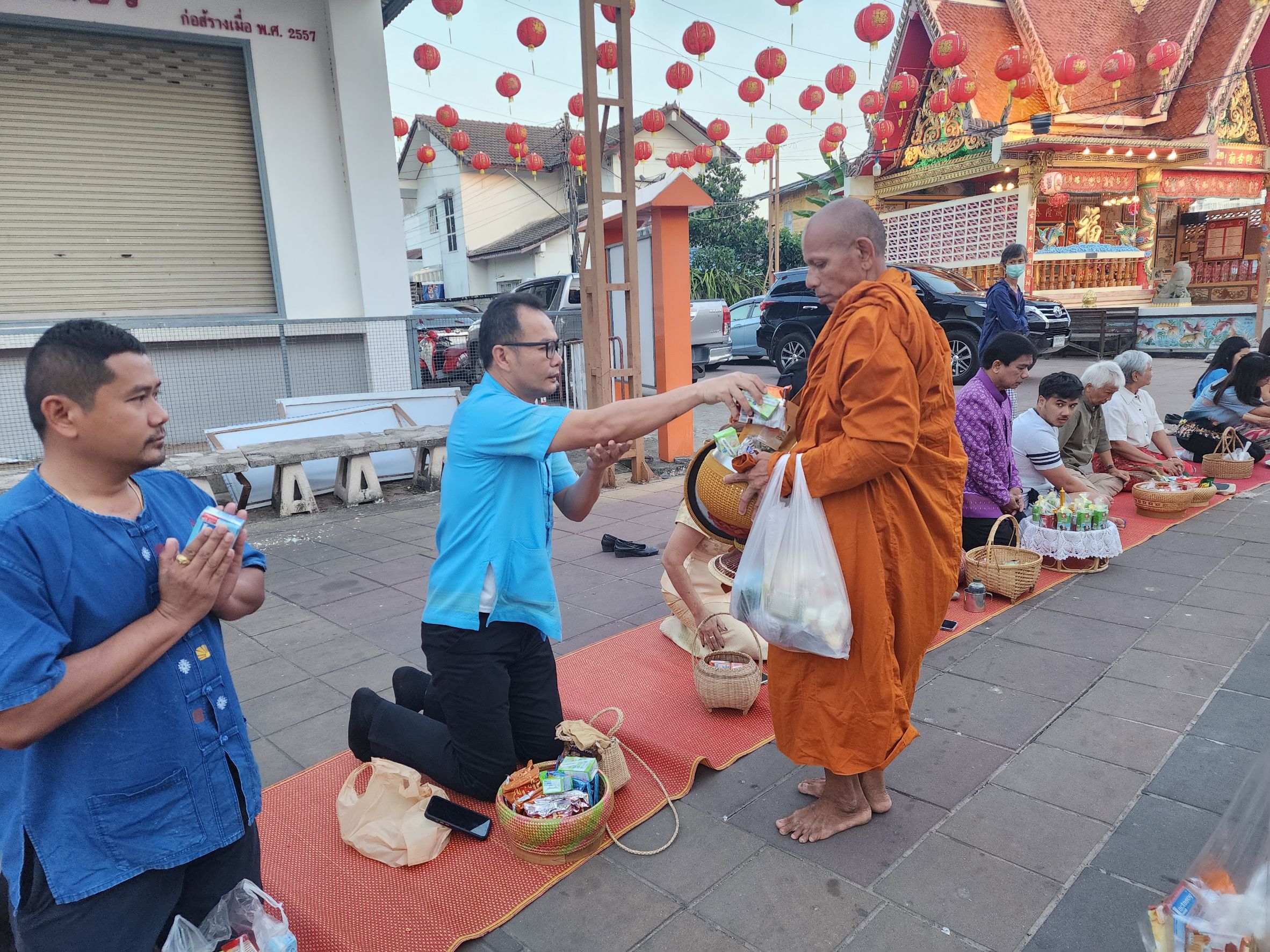 พช.ยโสธร ร่วมทำบุญตักบาตรย้อนยุค วิถีถิ่น วิถีไทย ถนนคนเดินยโสธร เมืองเก่าบ้านสิงห์ท่า และร่วมกันสวมใส่ผ้าไทยตามโครงการ “ผ้าไทยใส่ให้สนุก”