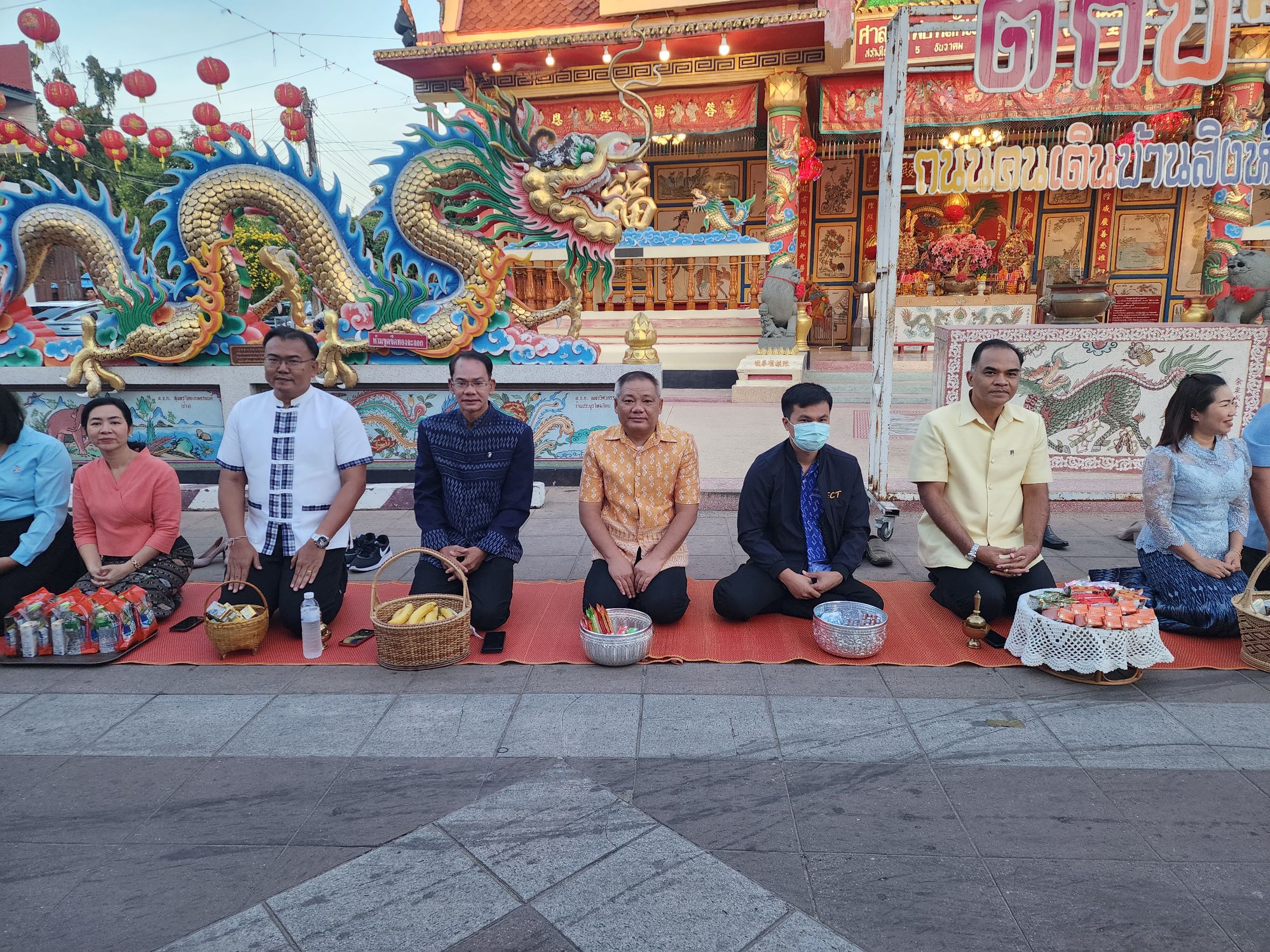 พช.ยโสธร ร่วมทำบุญตักบาตรย้อนยุค วิถีถิ่น วิถีไทย ถนนคนเดินยโสธร เมืองเก่าบ้านสิงห์ท่า และร่วมกันสวมใส่ผ้าไทยตามโครงการ “ผ้าไทยใส่ให้สนุก”