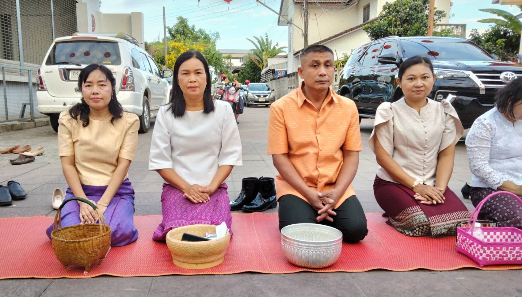 พช.ยโสธร ร่วมทำบุญตักบาตรย้อนยุค วิถีถิ่น วิถีไทย ถนนคนเดินยโสธร เมืองเก่าบ้านสิงห์ท่า และร่วมกันสวมใส่ผ้าไทยตามโครงการ “ผ้าไทยใส่ให้สนุก”