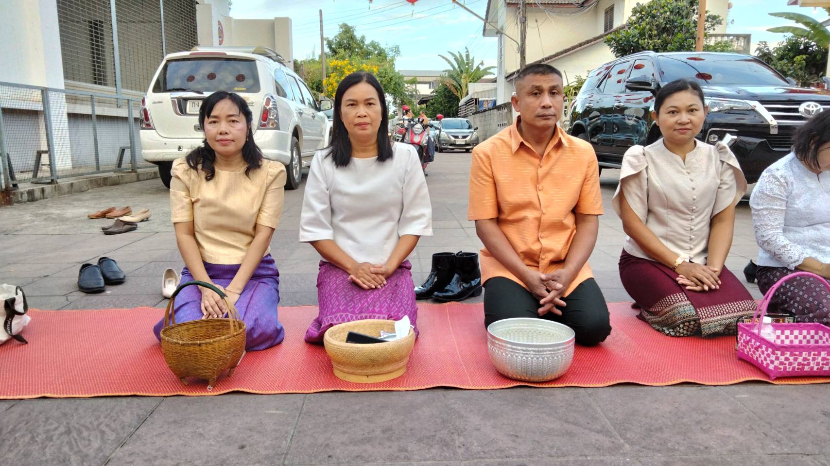 พช.ยโสธร ร่วมทำบุญตักบาตรย้อนยุค วิถีถิ่น วิถีไทย ถนนคนเดินยโสธร เมืองเก่าบ้านสิงห์ท่า และร่วมกันสวมใส่ผ้าไทยตามโครงการ “ผ้าไทยใส่ให้สนุก”