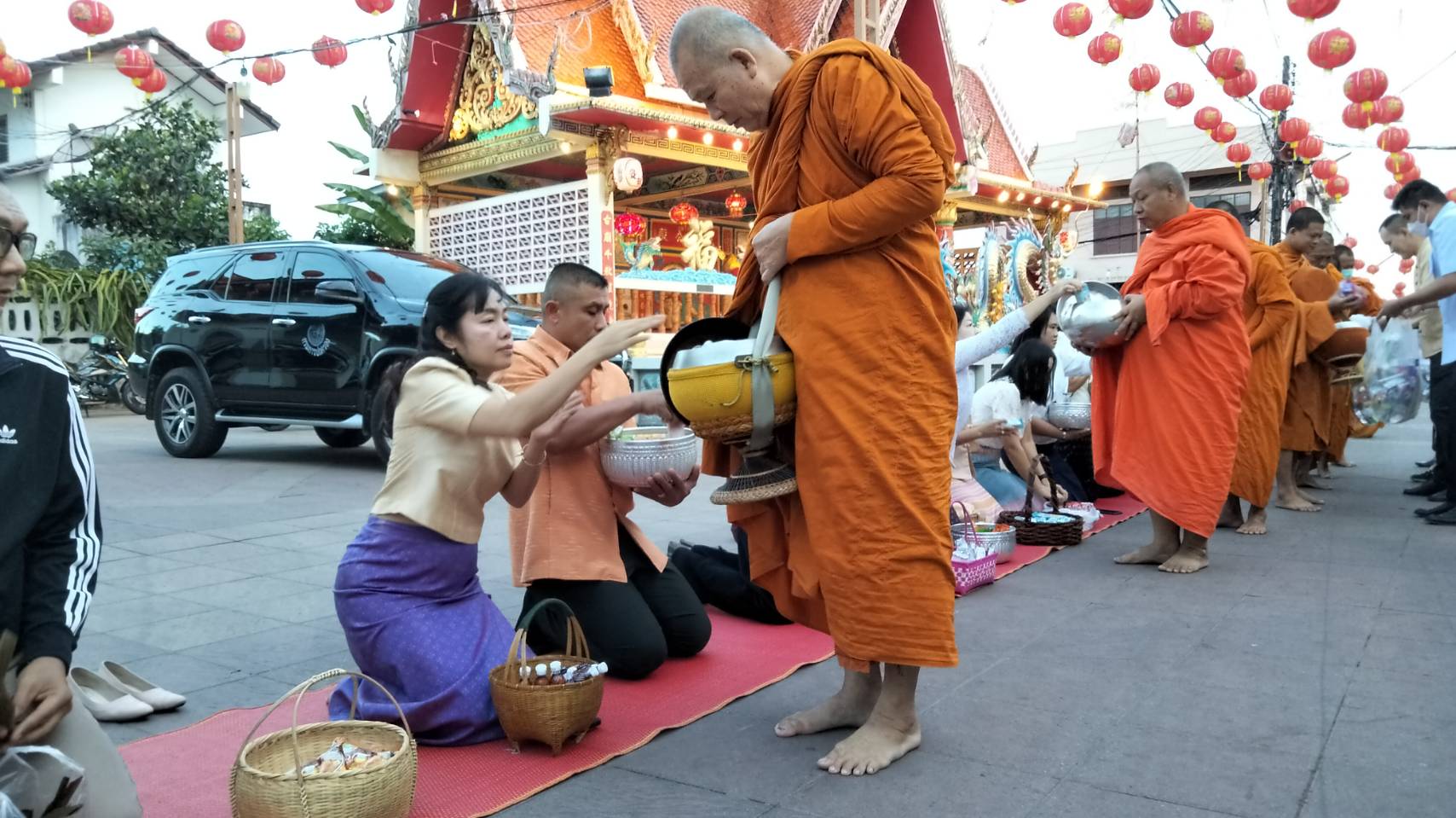 พช.ยโสธร ร่วมทำบุญตักบาตรย้อนยุค วิถีถิ่น วิถีไทย ถนนคนเดินยโสธร เมืองเก่าบ้านสิงห์ท่า และร่วมกันสวมใส่ผ้าไทยตามโครงการ “ผ้าไทยใส่ให้สนุก”