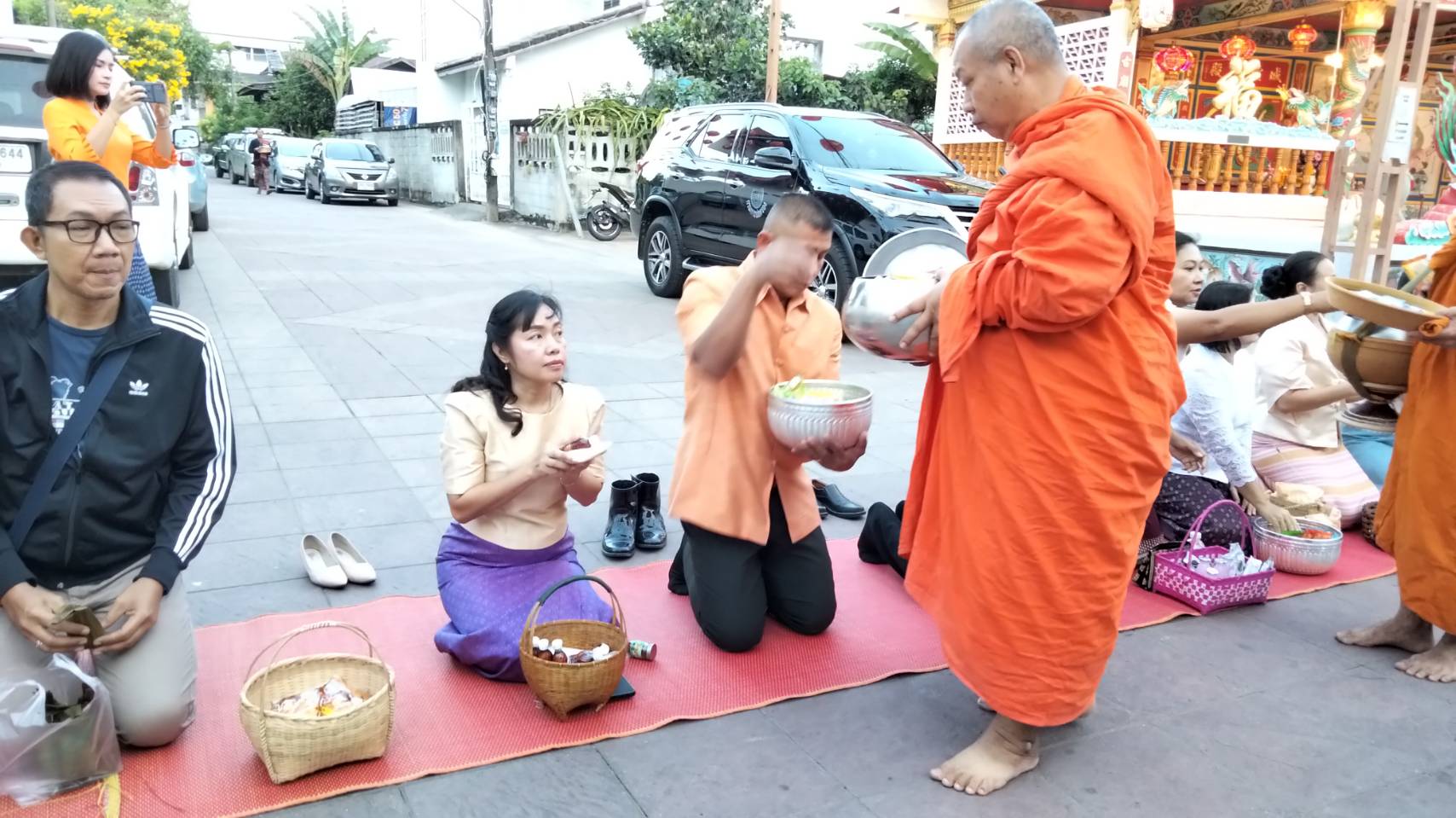 พช.ยโสธร ร่วมทำบุญตักบาตรย้อนยุค วิถีถิ่น วิถีไทย ถนนคนเดินยโสธร เมืองเก่าบ้านสิงห์ท่า และร่วมกันสวมใส่ผ้าไทยตามโครงการ “ผ้าไทยใส่ให้สนุก”