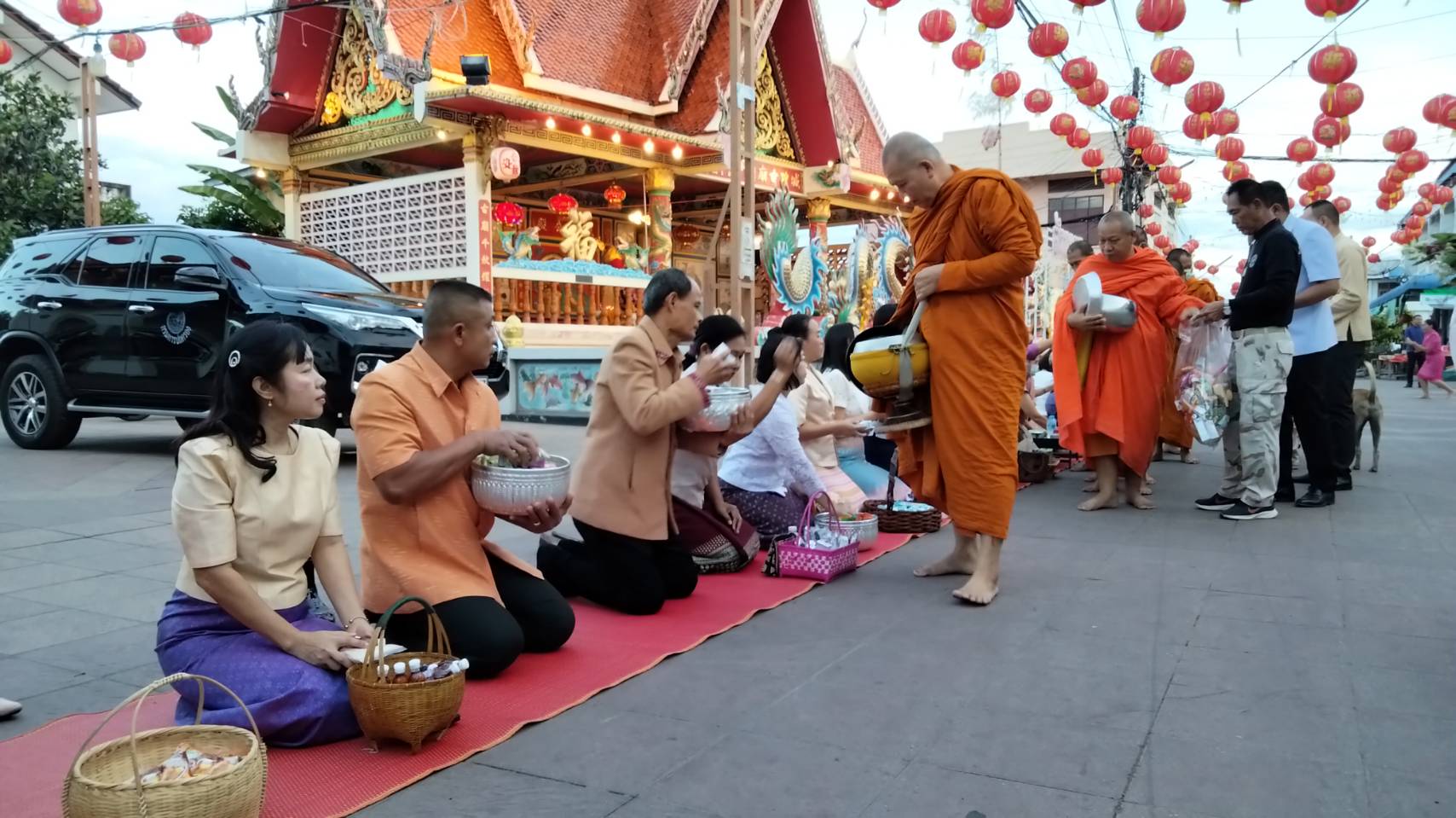 พช.ยโสธร ร่วมทำบุญตักบาตรย้อนยุค วิถีถิ่น วิถีไทย ถนนคนเดินยโสธร เมืองเก่าบ้านสิงห์ท่า และร่วมกันสวมใส่ผ้าไทยตามโครงการ “ผ้าไทยใส่ให้สนุก”