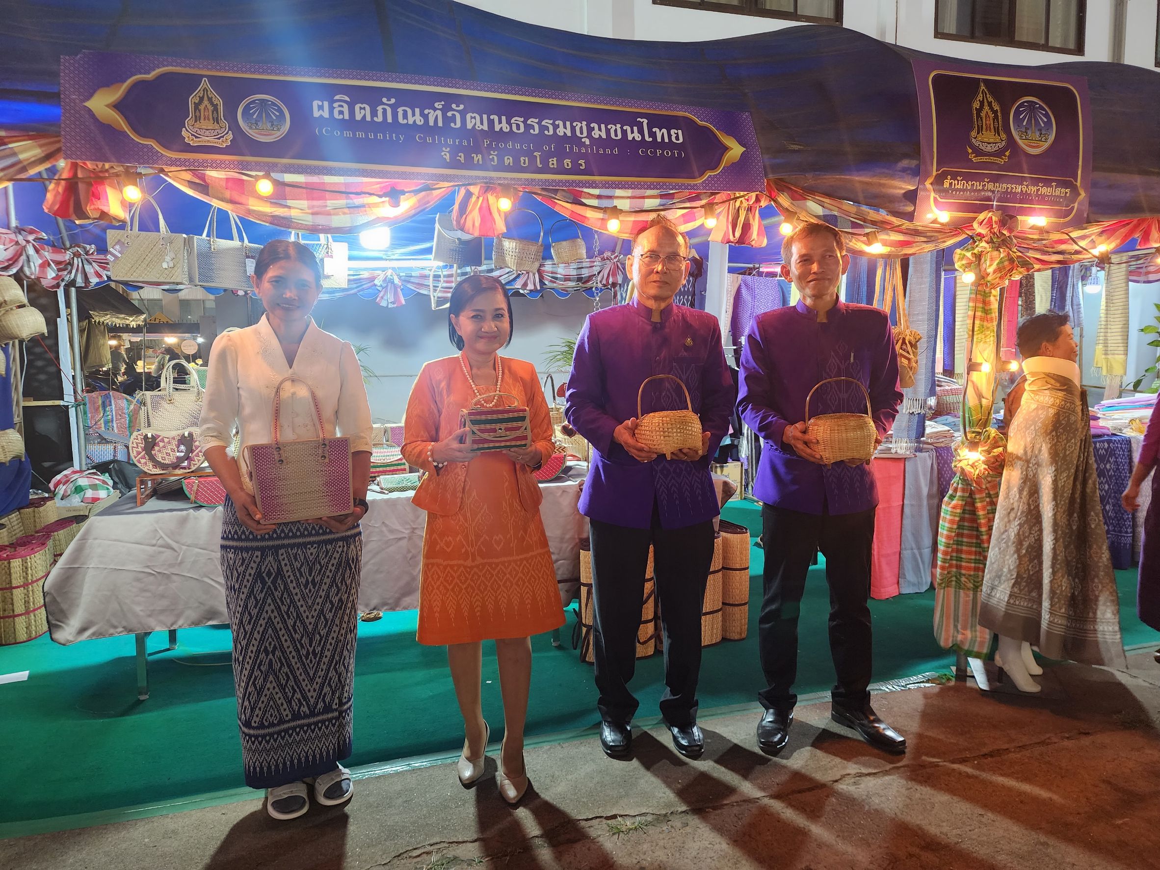 พช.ยโสธร ชู Soft Power OTOP Yasothon เดินแบบชุดผ้าไทยในงาน “จุดไฟตูมกา ยโสธร” ประจำปี 2566