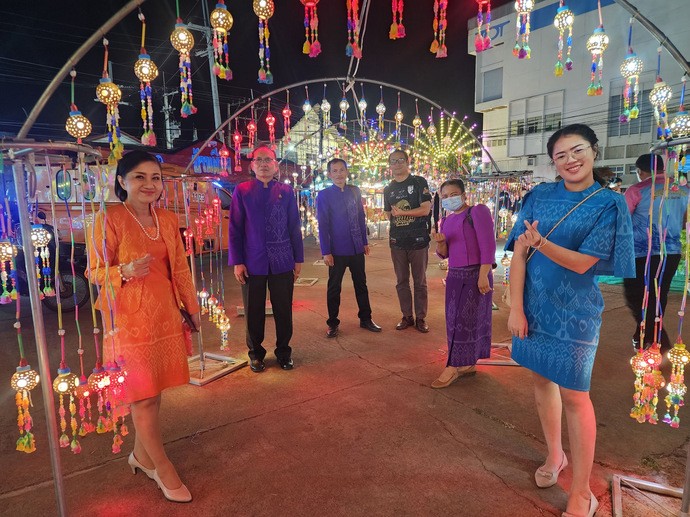 พช.ยโสธร ชู Soft Power OTOP Yasothon เดินแบบชุดผ้าไทยในงาน “จุดไฟตูมกา ยโสธร” ประจำปี 2566