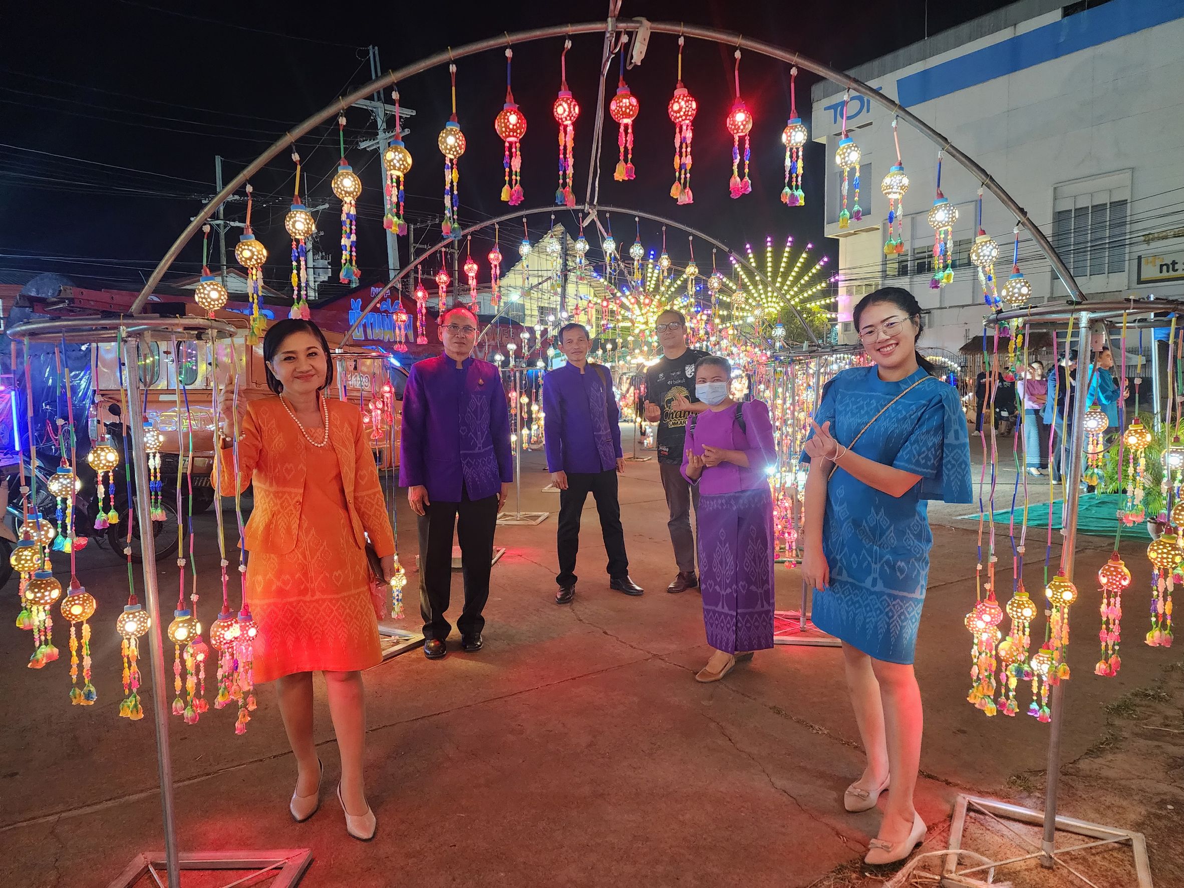 พช.ยโสธร ชู Soft Power OTOP Yasothon เดินแบบชุดผ้าไทยในงาน “จุดไฟตูมกา ยโสธร” ประจำปี 2566