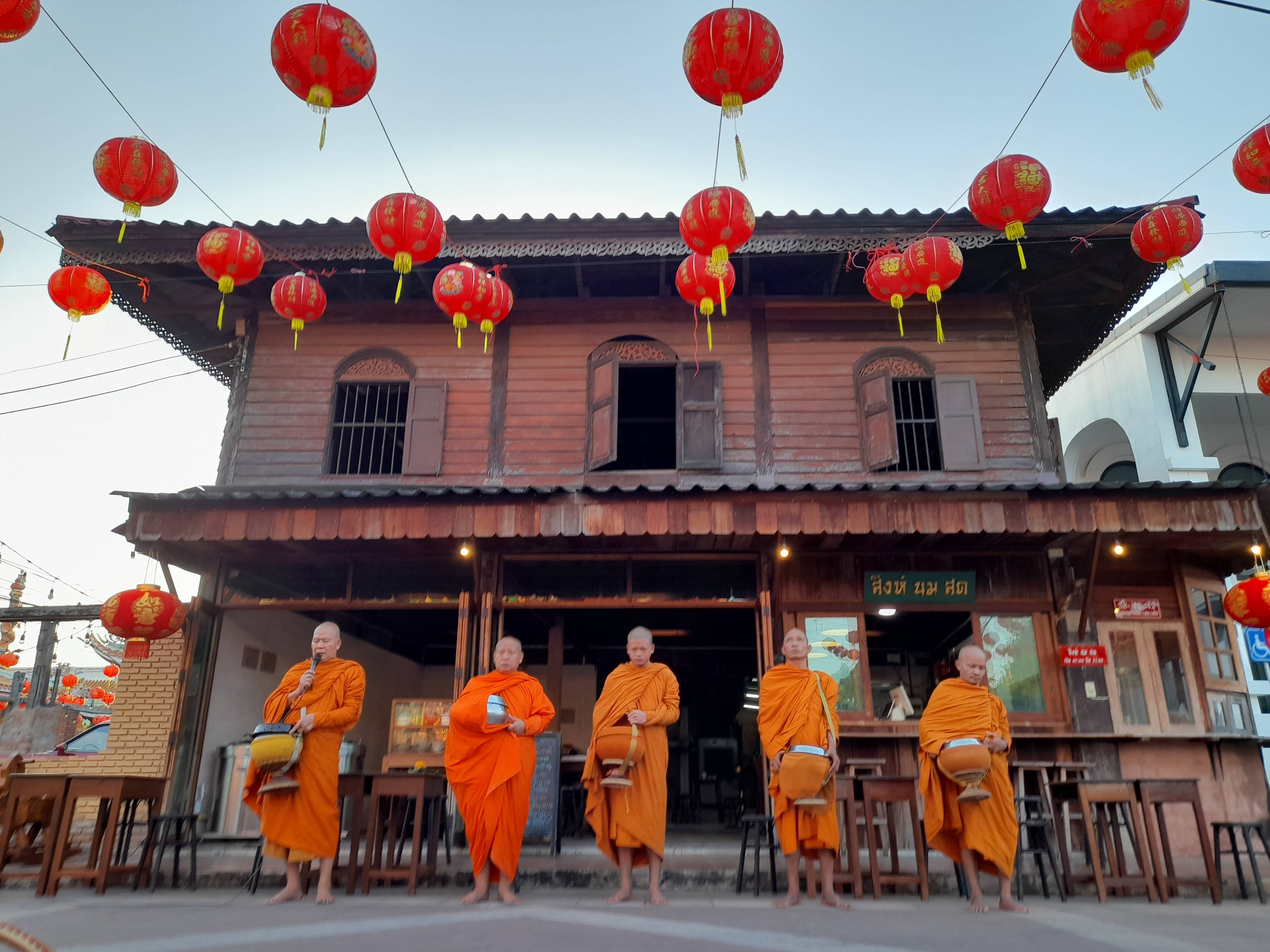 พช.ยโสธร ร่วมทำบุญตักบาตรย้อนยุค วิถีถิ่น วิถีไทย ถนนคนเดินยโสธร เมืองเก่าบ้านสิงห์ท่า และร่วมกันสวมใส่ผ้าไทยตามโครงการ “ผ้าไทยใส่ให้สนุก”