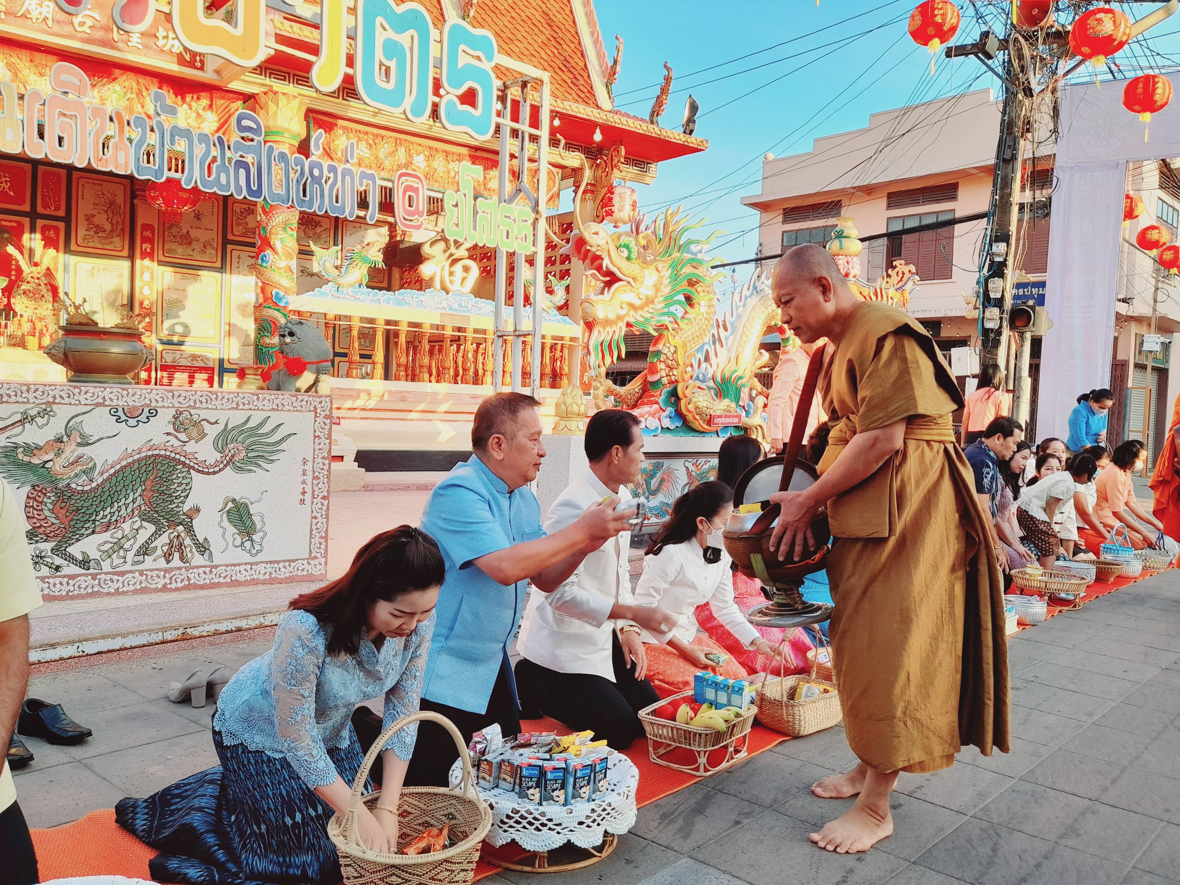 พช.ยโสธร ร่วมทำบุญตักบาตรย้อนยุค วิถีถิ่น วิถีไทย ถนนคนเดินยโสธร เมืองเก่าบ้านสิงห์ท่า และร่วมกันสวมใส่ผ้าไทยตามโครงการ “ผ้าไทยใส่ให้สนุก”