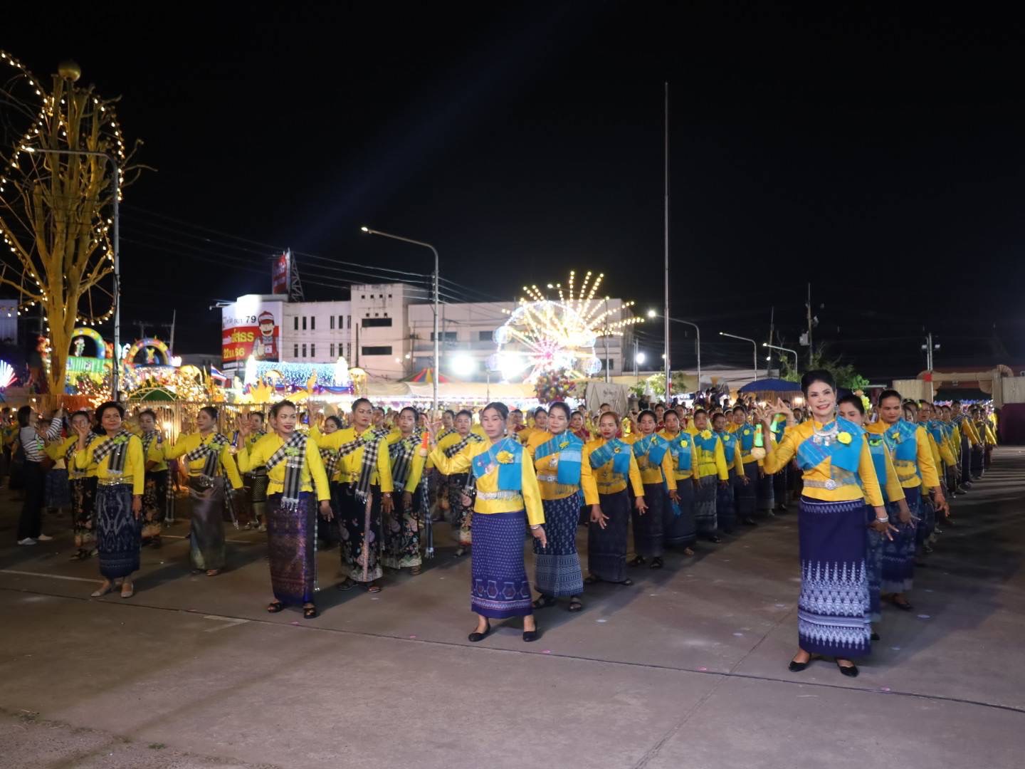 พช.ยโสธร ชู Soft Power OTOP Yasothon เดินแบบชุดผ้าไทยในงาน “จุดไฟตูมกา ยโสธร” ประจำปี 2566