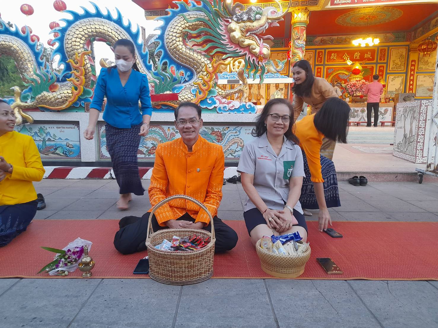 พช.ยโสธร ร่วมทำบุญตักบาตรย้อนยุค วิถีถิ่น วิถีไทย ถนนคนเดินยโสธร เมืองเก่าบ้านสิงห์ท่า และร่วมกันสวมใส่ผ้าไทยตามโครงการ “ผ้าไทยใส่ให้สนุก”