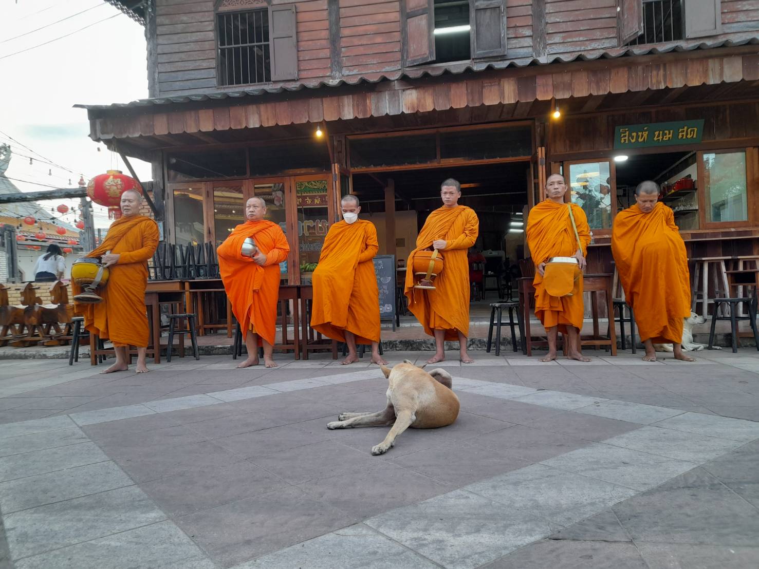 พช.ยโสธร ร่วมทำบุญตักบาตรย้อนยุค วิถีถิ่น วิถีไทย ถนนคนเดินยโสธร เมืองเก่าบ้านสิงห์ท่า และร่วมกันสวมใส่ผ้าไทยตามโครงการ “ผ้าไทยใส่ให้สนุก”