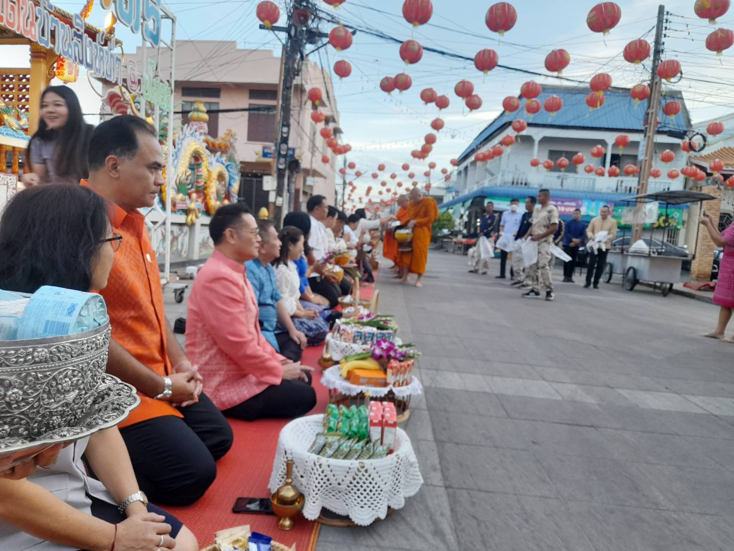 พช.ยโสธร ร่วมทำบุญตักบาตรย้อนยุค วิถีถิ่น วิถีไทย ถนนคนเดินยโสธร เมืองเก่าบ้านสิงห์ท่า และร่วมกันสวมใส่ผ้าไทยตามโครงการ “ผ้าไทยใส่ให้สนุก”