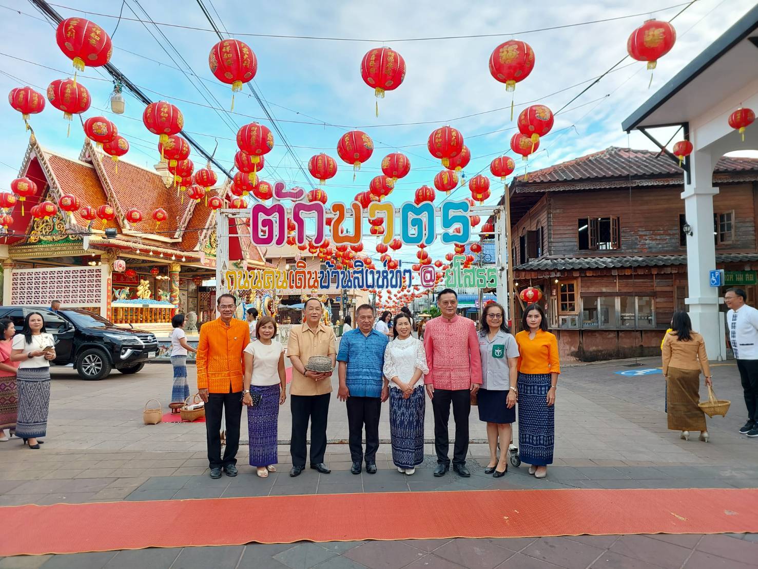 พช.ยโสธร ร่วมทำบุญตักบาตรย้อนยุค วิถีถิ่น วิถีไทย ถนนคนเดินยโสธร เมืองเก่าบ้านสิงห์ท่า และร่วมกันสวมใส่ผ้าไทยตามโครงการ “ผ้าไทยใส่ให้สนุก”