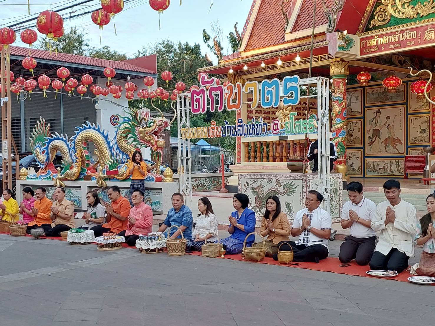พช.ยโสธร ร่วมทำบุญตักบาตรย้อนยุค วิถีถิ่น วิถีไทย ถนนคนเดินยโสธร เมืองเก่าบ้านสิงห์ท่า และร่วมกันสวมใส่ผ้าไทยตามโครงการ “ผ้าไทยใส่ให้สนุก”