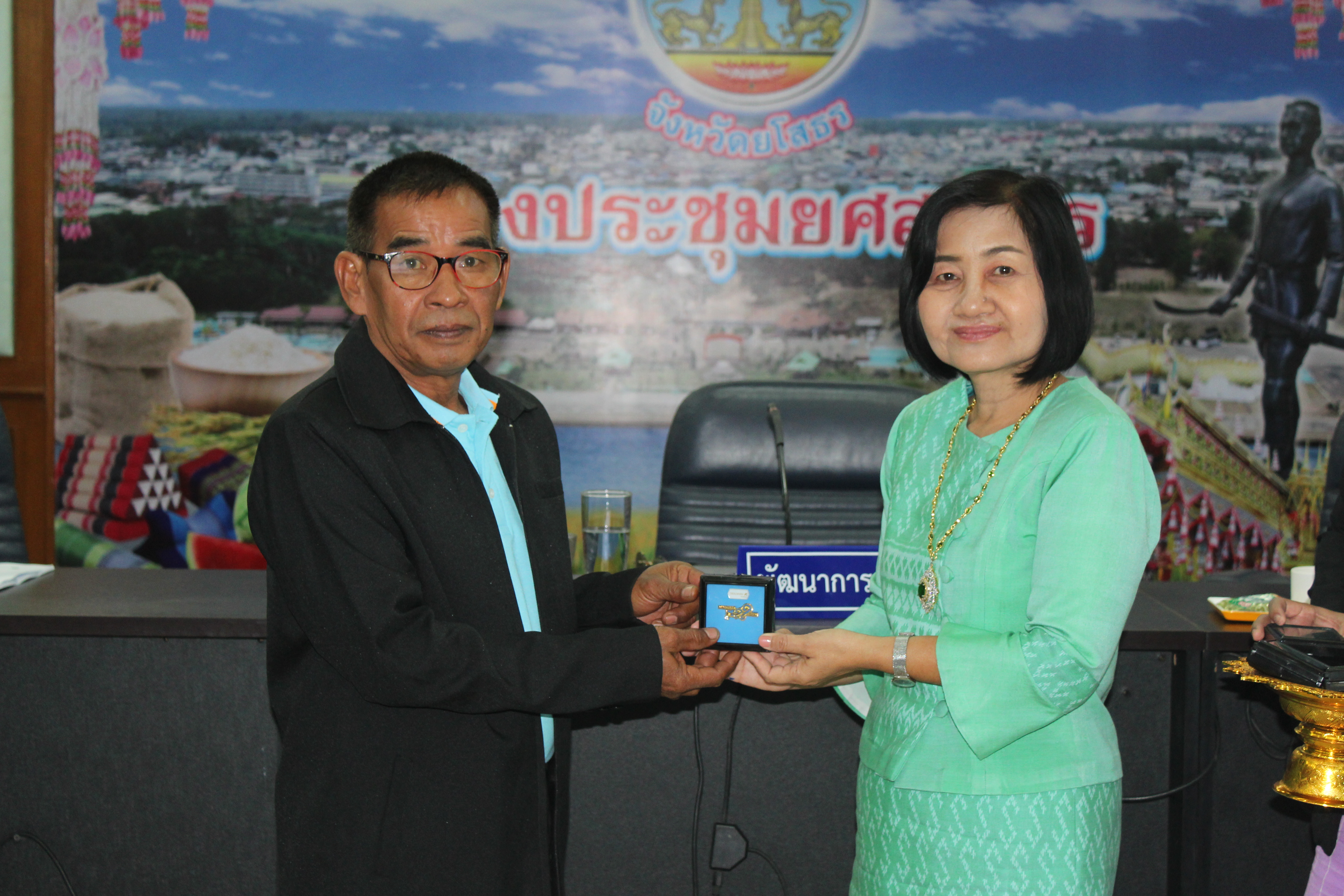 พช.ยโสธร…ผนึกกำลังร่วมกับเครือข่ายกองทุนแม่ของแผ่นดินจังหวัดยโสธรขับเคลื่อนการแก้ไขปัญหายาเสพติดโดยกองทุนแม่ของแผ่นดินสู่สันติวิธี