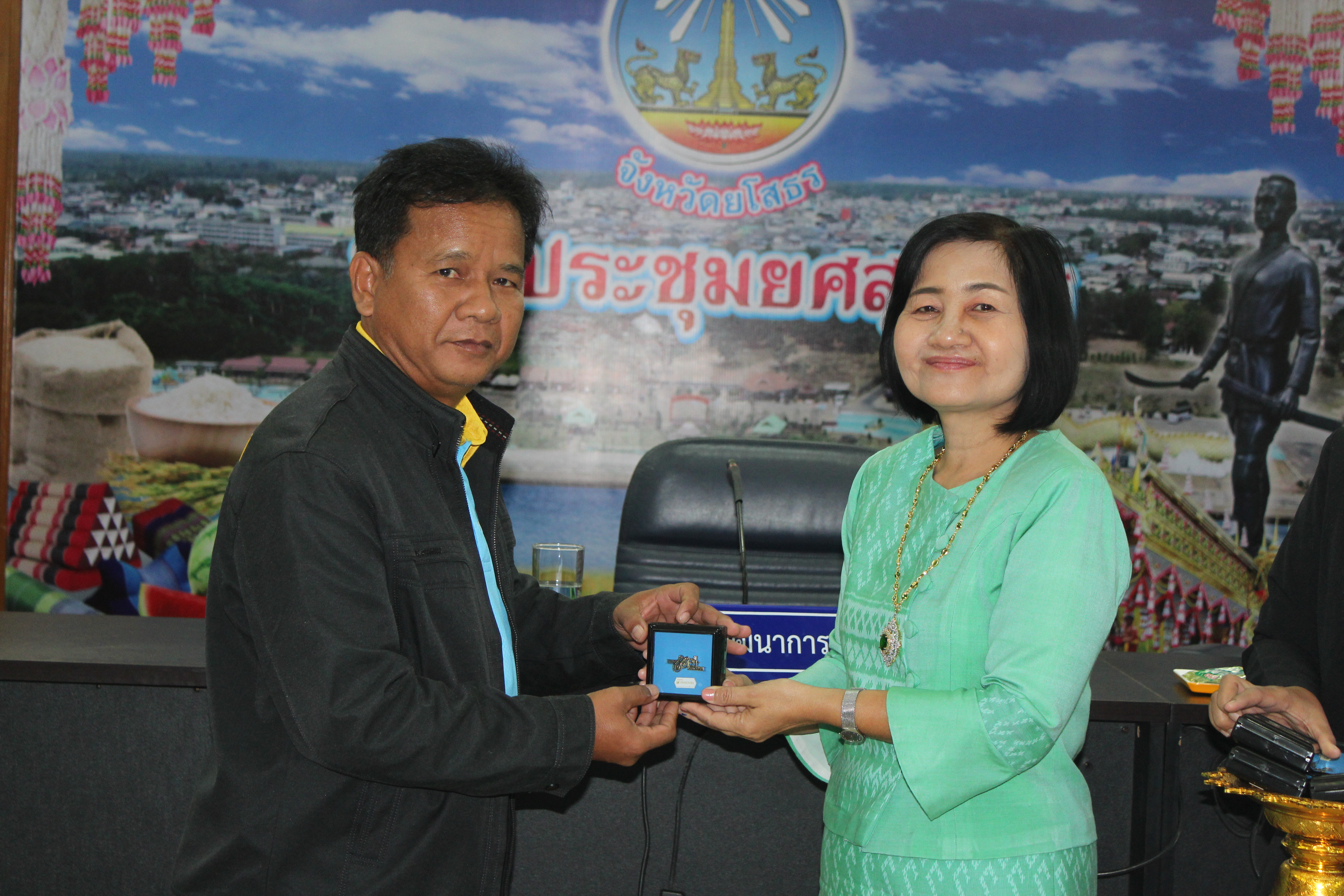 พช.ยโสธร…ผนึกกำลังร่วมกับเครือข่ายกองทุนแม่ของแผ่นดินจังหวัดยโสธรขับเคลื่อนการแก้ไขปัญหายาเสพติดโดยกองทุนแม่ของแผ่นดินสู่สันติวิธี