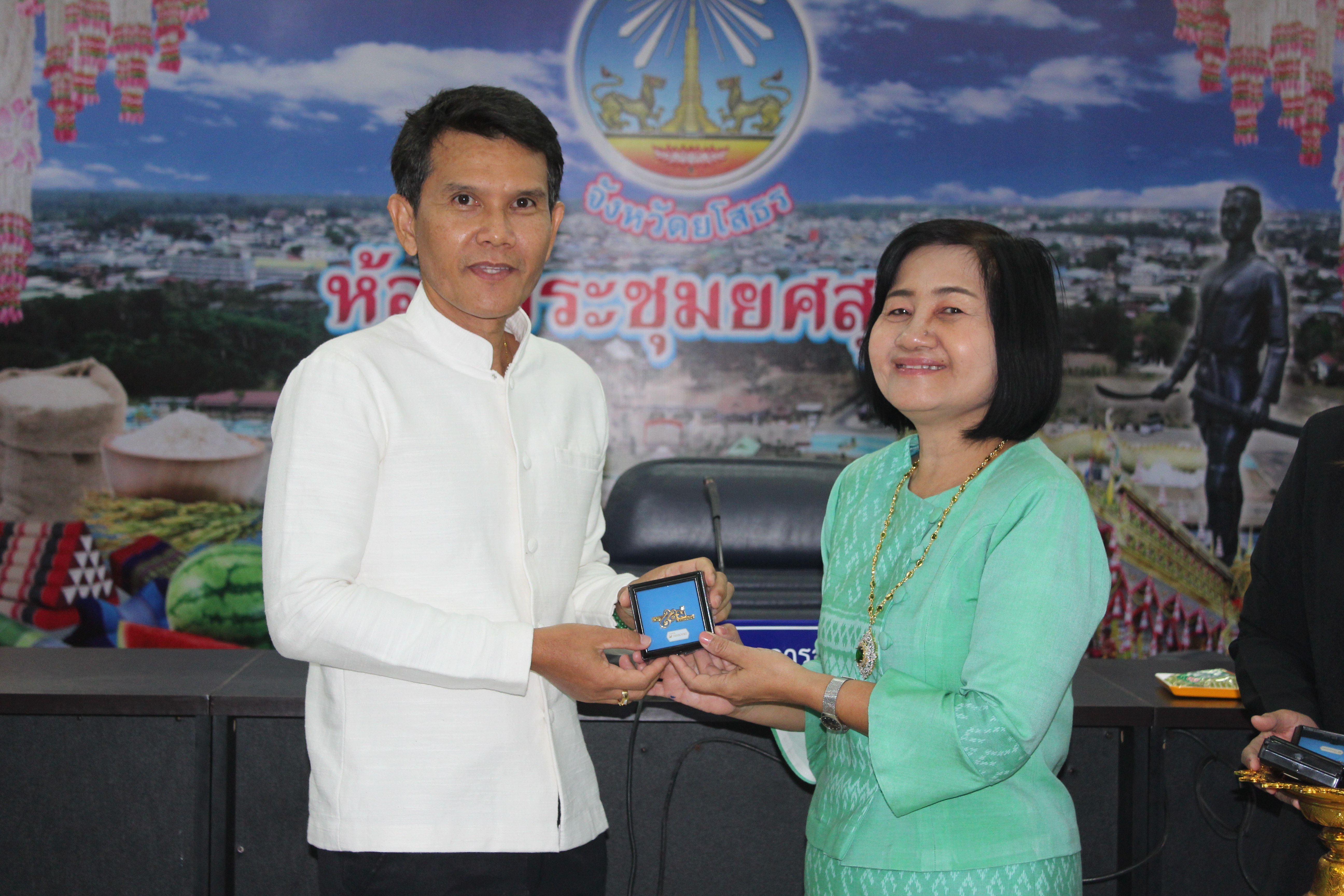 พช.ยโสธร…ผนึกกำลังร่วมกับเครือข่ายกองทุนแม่ของแผ่นดินจังหวัดยโสธรขับเคลื่อนการแก้ไขปัญหายาเสพติดโดยกองทุนแม่ของแผ่นดินสู่สันติวิธี