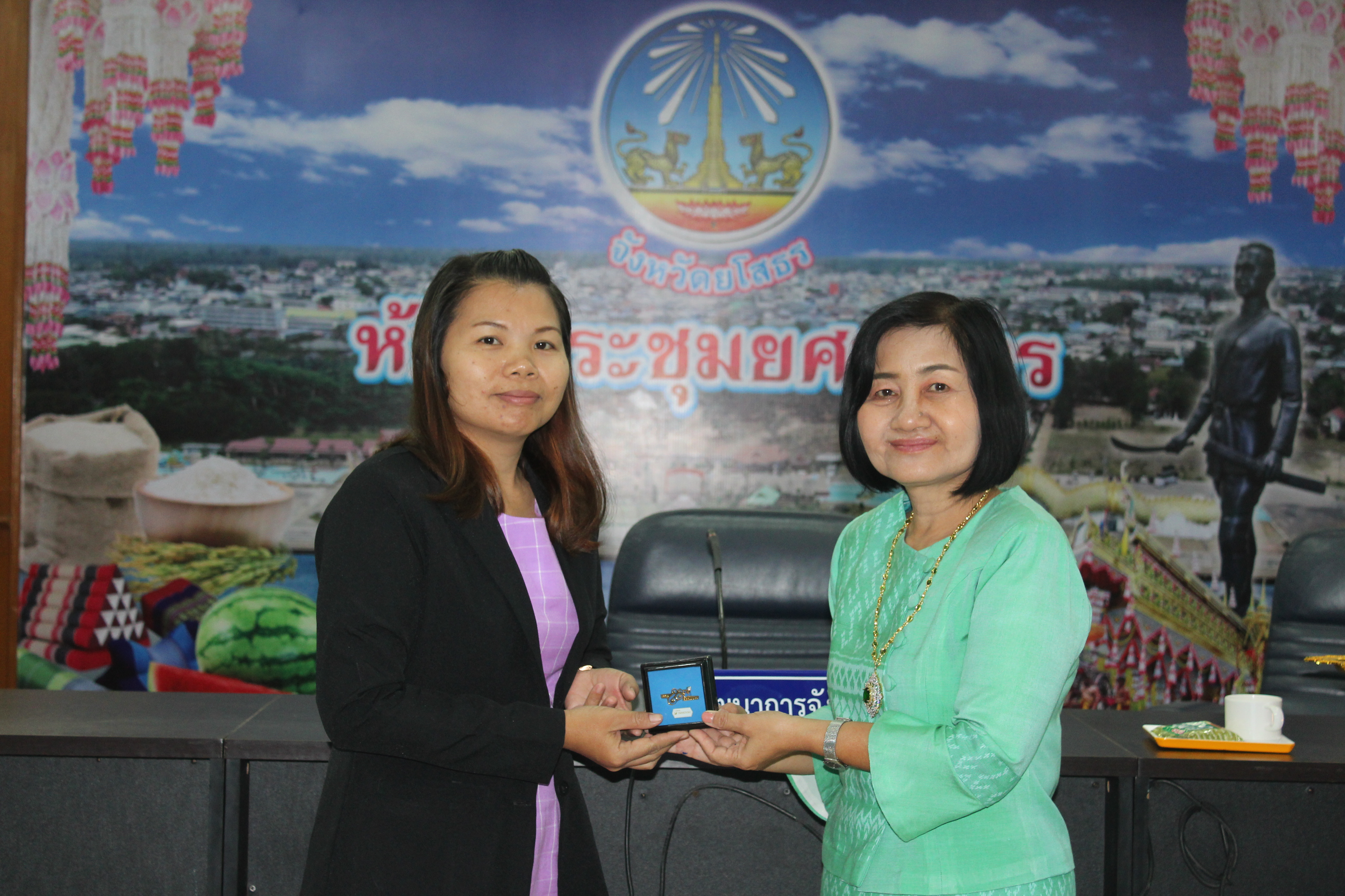 พช.ยโสธร…ผนึกกำลังร่วมกับเครือข่ายกองทุนแม่ของแผ่นดินจังหวัดยโสธรขับเคลื่อนการแก้ไขปัญหายาเสพติดโดยกองทุนแม่ของแผ่นดินสู่สันติวิธี