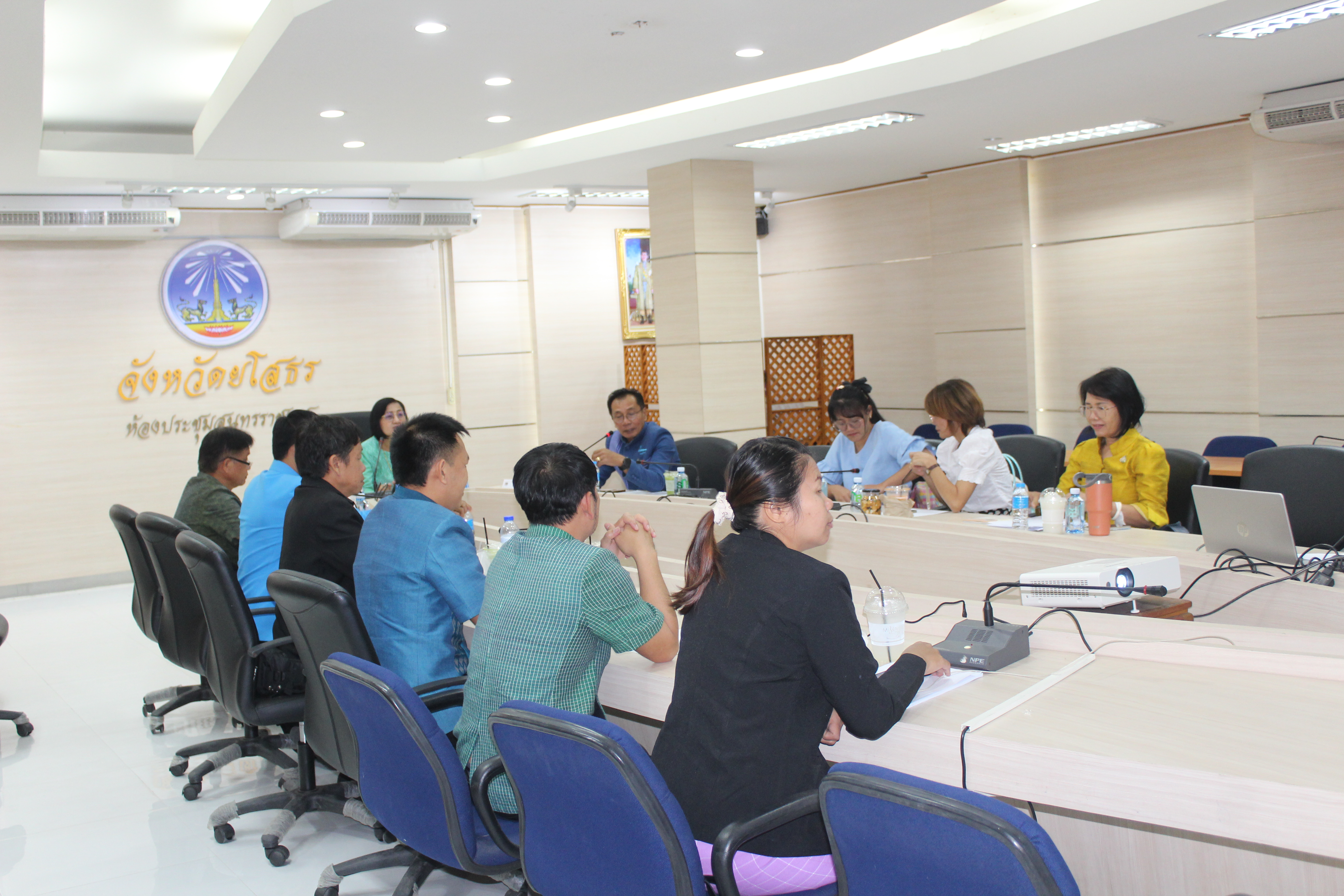 พช.ยโสธร…ประชุมเจ้าหน้าที่พัฒนาชุมชนเตรียมความพร้อมในการจัดเก็บข้อมูลความจำเป็นพื้นฐาน (จปฐ.) ด้วยเครื่องมืออิเล็กทรอนิกส์ ประจำปี 2567 เชิงคุณภาพ