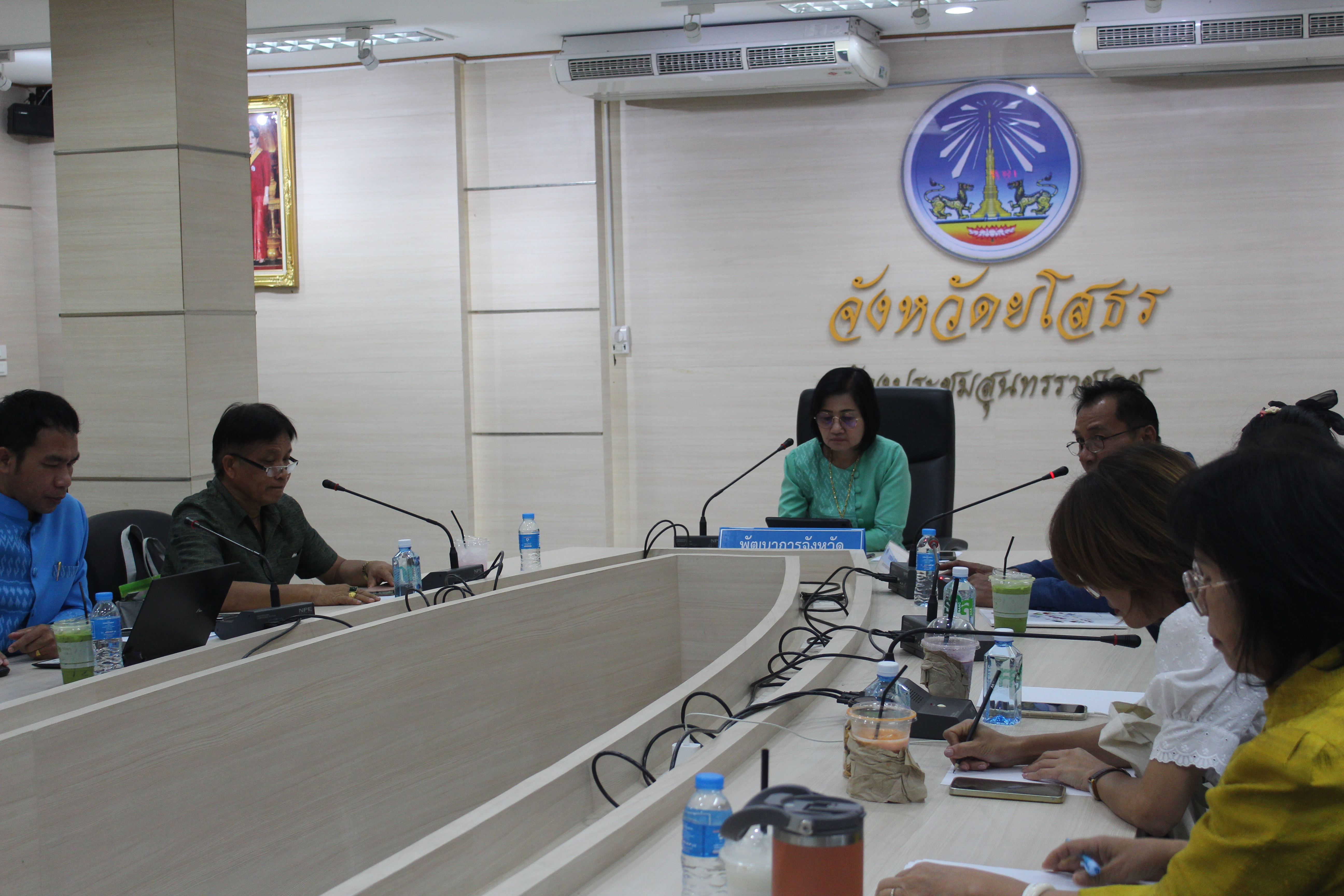 พช.ยโสธร…ประชุมเจ้าหน้าที่พัฒนาชุมชนเตรียมความพร้อมในการจัดเก็บข้อมูลความจำเป็นพื้นฐาน (จปฐ.) ด้วยเครื่องมืออิเล็กทรอนิกส์ ประจำปี 2567 เชิงคุณภาพ