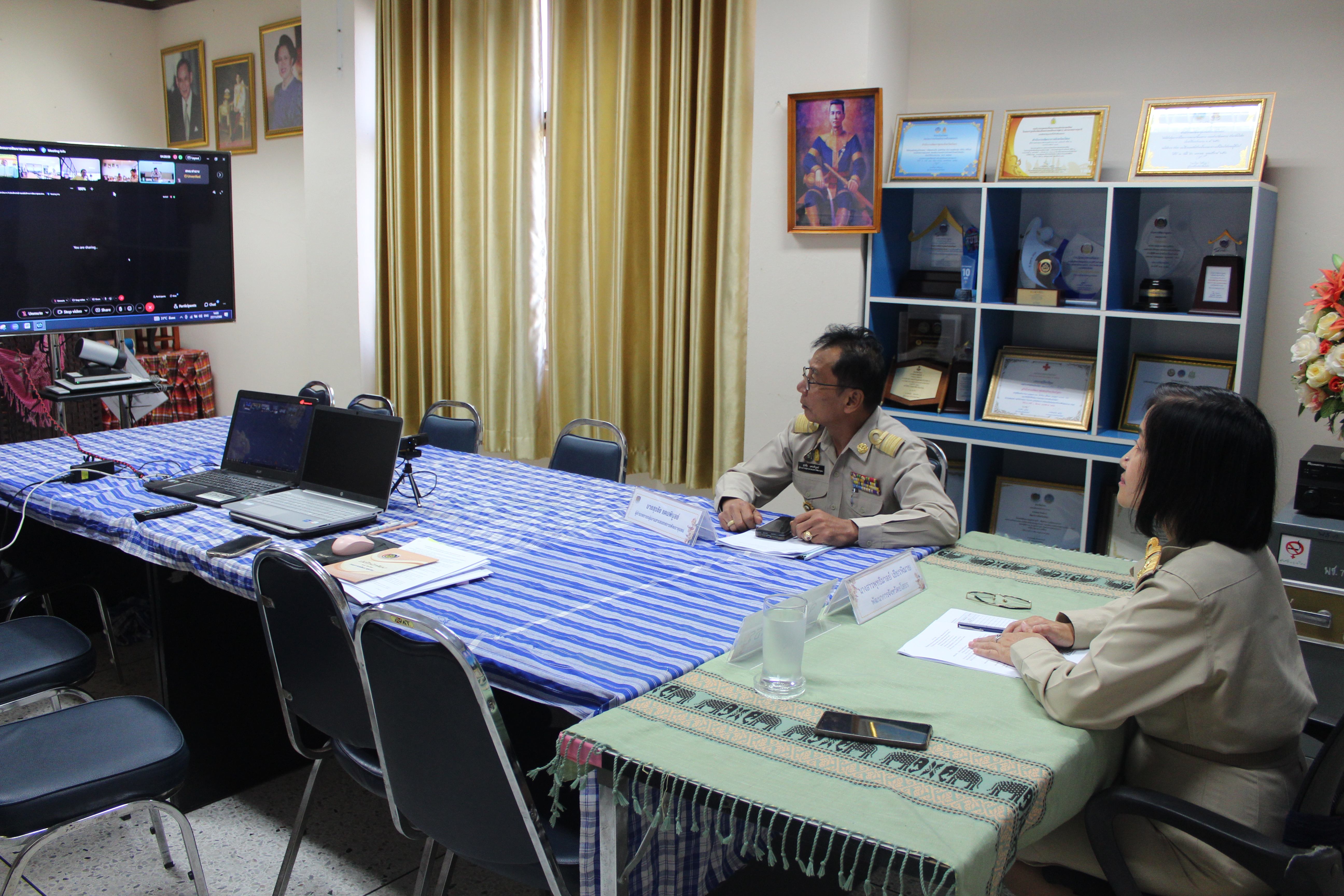 พช.ยโสธร ยกทีมร่วมรับฟังการประชุมชี้แจงแนวทางการดำเนินงานภารกิจสำคัญที่อธิบดีกรมการพัฒนาชุมชนเน้นย้ำ ไตรมาส 1 เรื่อง ศูนย์อำนวยการขจัดความยากจนและพัฒนาคนทุกช่วงวัยอย่างยั่งยืนตามหลักปรัชญาของเศรษฐกิจพอเพียง (ศจพ.) ผ่านระบบ Webex