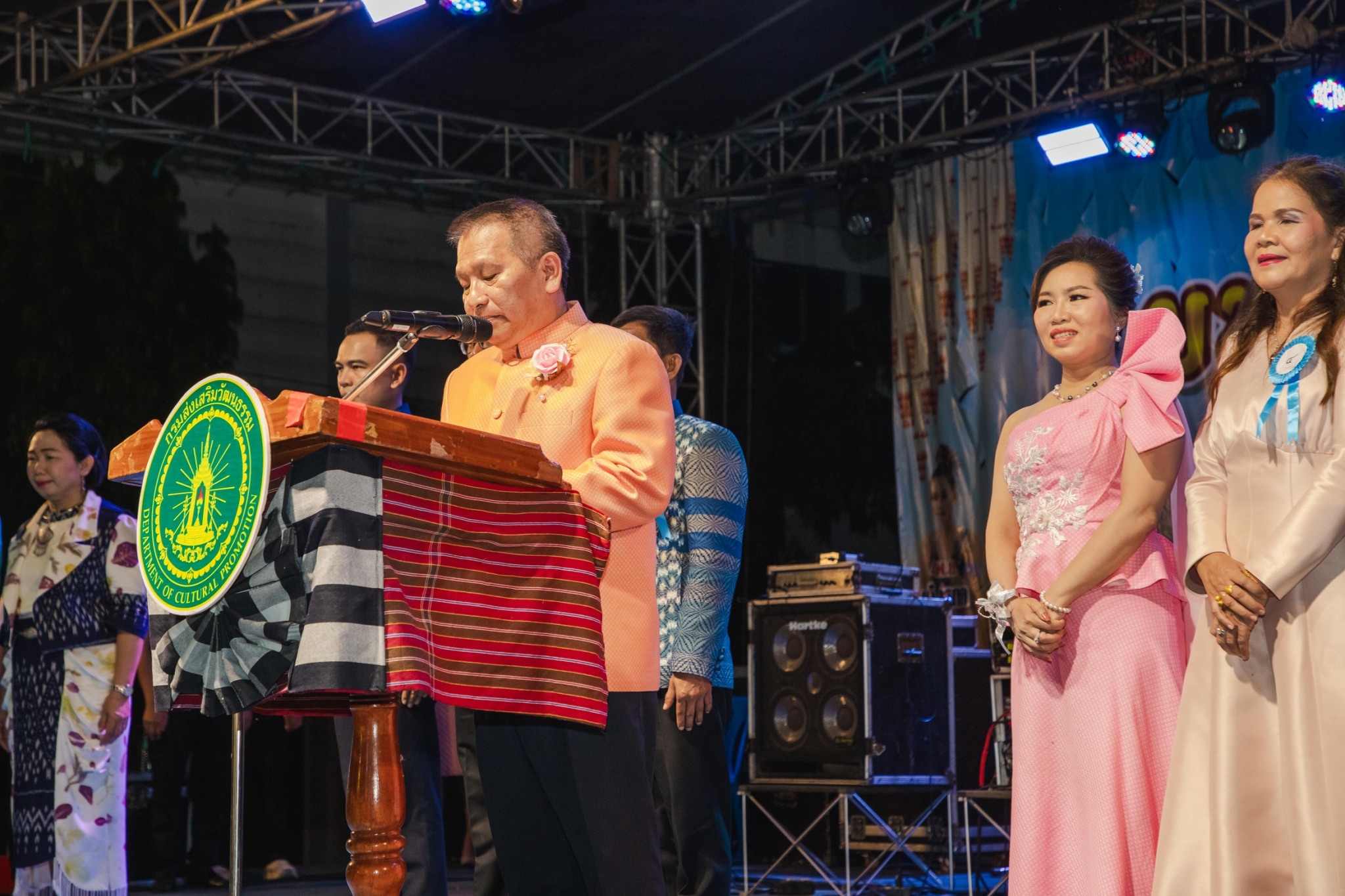 พช.ยโสธร ชู Soft Power OTOP Yasothon ด้วยผลิตภัณฑ์กระเช้าสินค้า OTOP ในงานเดินแบบชุดผ้าไทยในงานมหกรรมวัฒนธรรม จังหวัดยโสธร