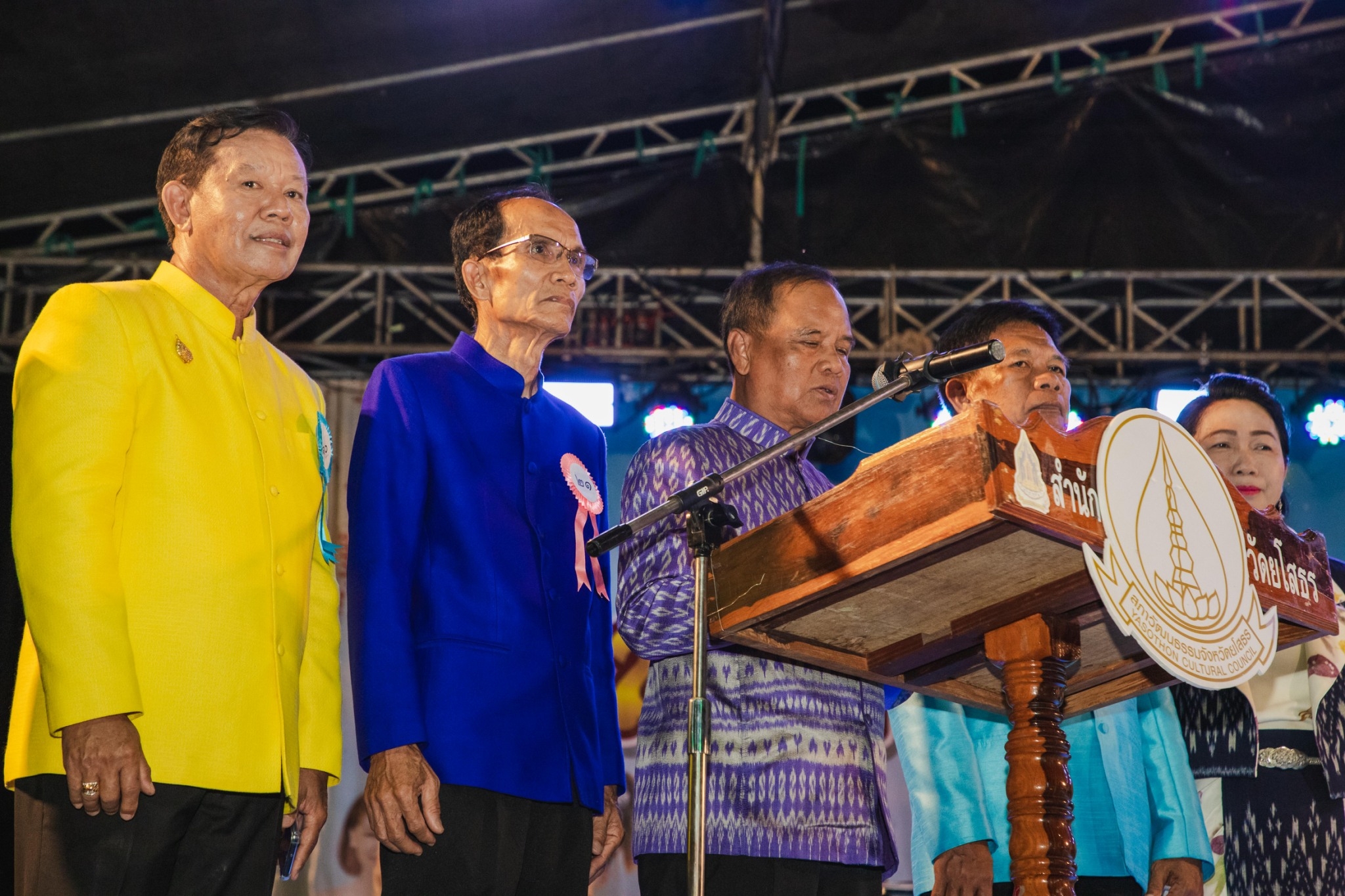 พช.ยโสธร ชู Soft Power OTOP Yasothon ด้วยผลิตภัณฑ์กระเช้าสินค้า OTOP ในงานเดินแบบชุดผ้าไทยในงานมหกรรมวัฒนธรรม จังหวัดยโสธร