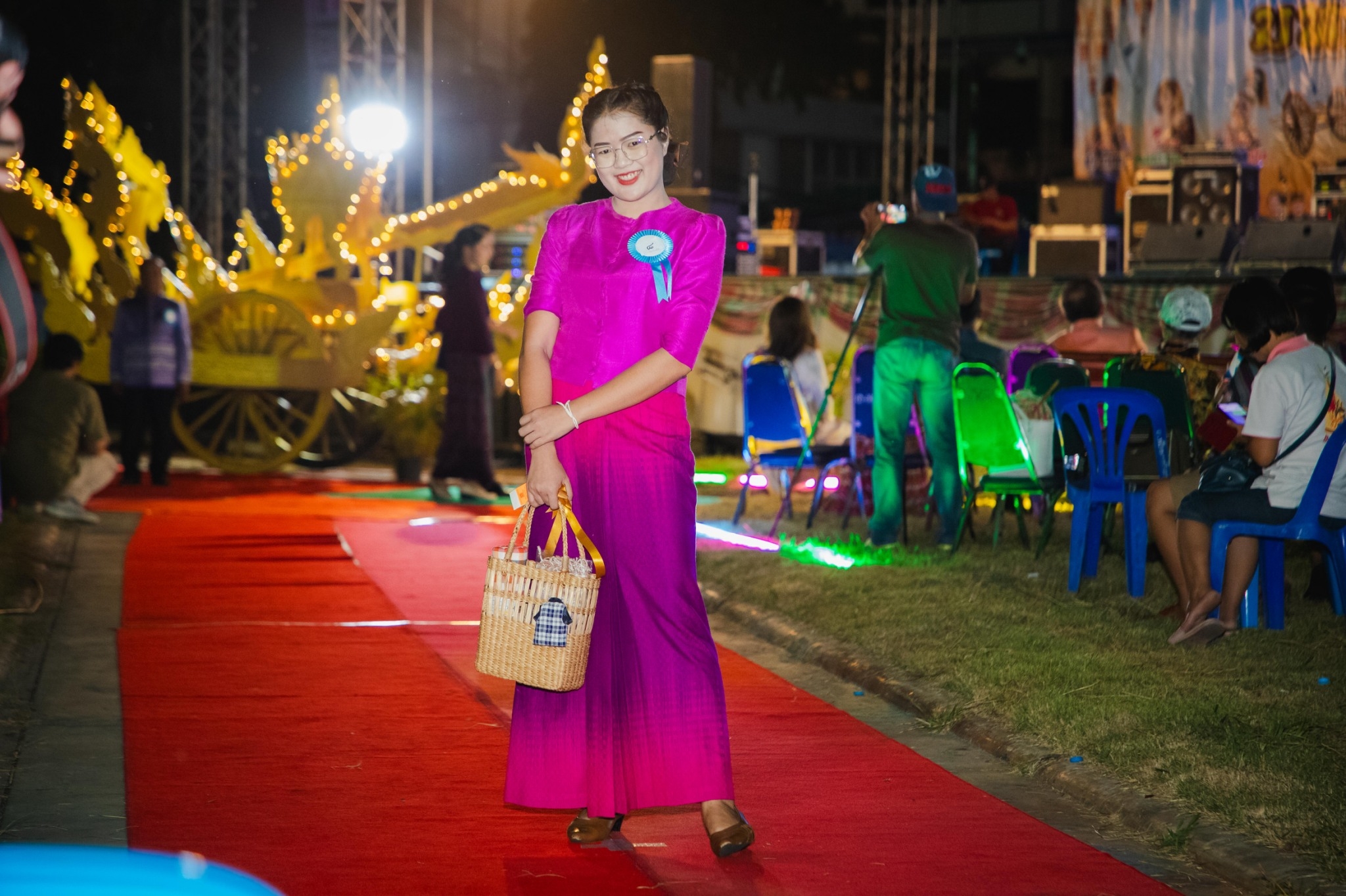พช.ยโสธร ชู Soft Power OTOP Yasothon ด้วยผลิตภัณฑ์กระเช้าสินค้า OTOP ในงานเดินแบบชุดผ้าไทยในงานมหกรรมวัฒนธรรม จังหวัดยโสธร