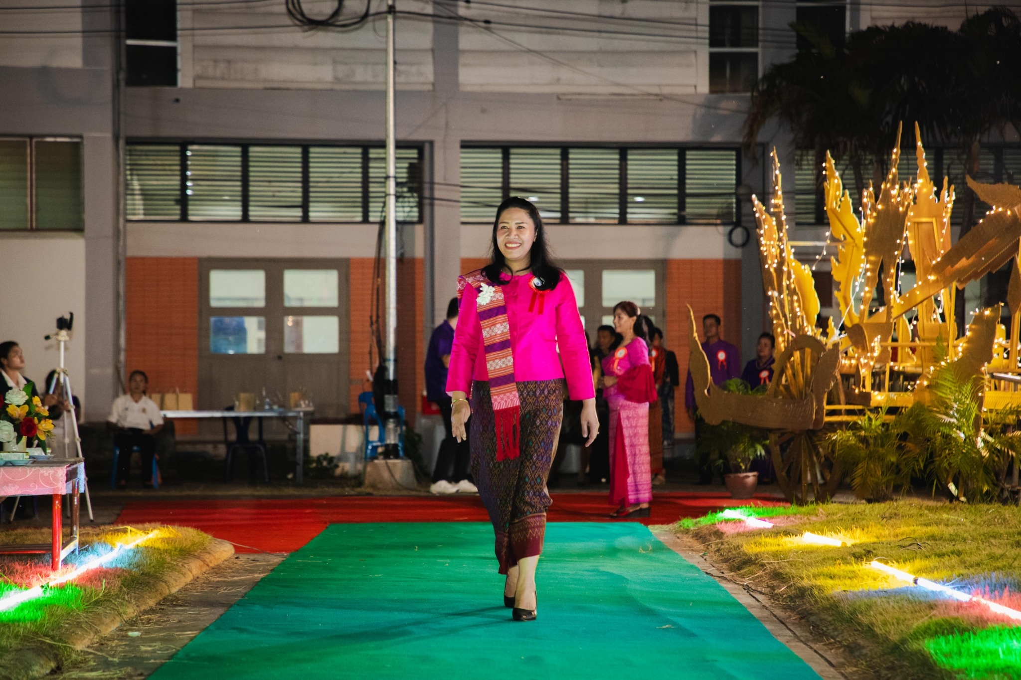 พช.ยโสธร ชู Soft Power OTOP Yasothon ด้วยผลิตภัณฑ์กระเช้าสินค้า OTOP ในงานเดินแบบชุดผ้าไทยในงานมหกรรมวัฒนธรรม จังหวัดยโสธร