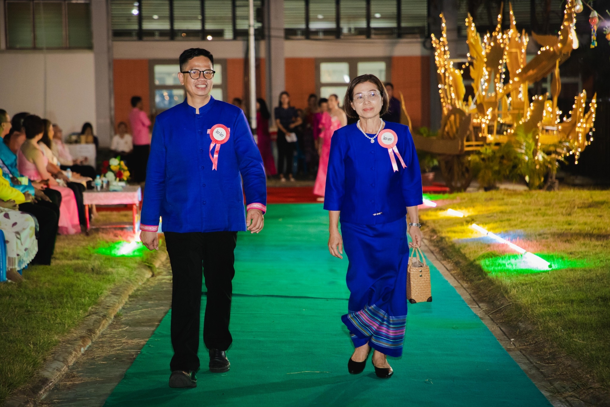 พช.ยโสธร ชู Soft Power OTOP Yasothon ด้วยผลิตภัณฑ์กระเช้าสินค้า OTOP ในงานเดินแบบชุดผ้าไทยในงานมหกรรมวัฒนธรรม จังหวัดยโสธร