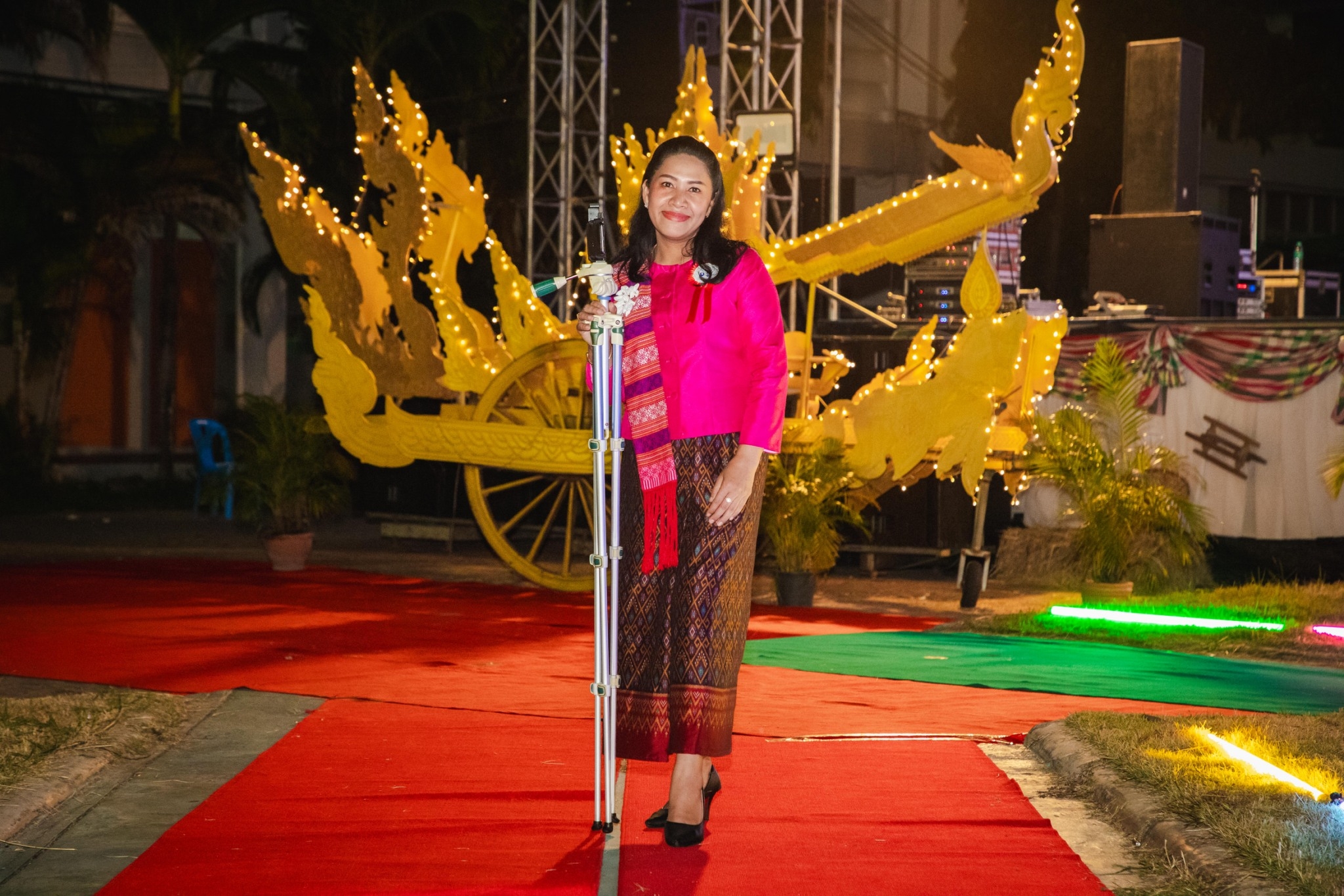 พช.ยโสธร ชู Soft Power OTOP Yasothon ด้วยผลิตภัณฑ์กระเช้าสินค้า OTOP ในงานเดินแบบชุดผ้าไทยในงานมหกรรมวัฒนธรรม จังหวัดยโสธร