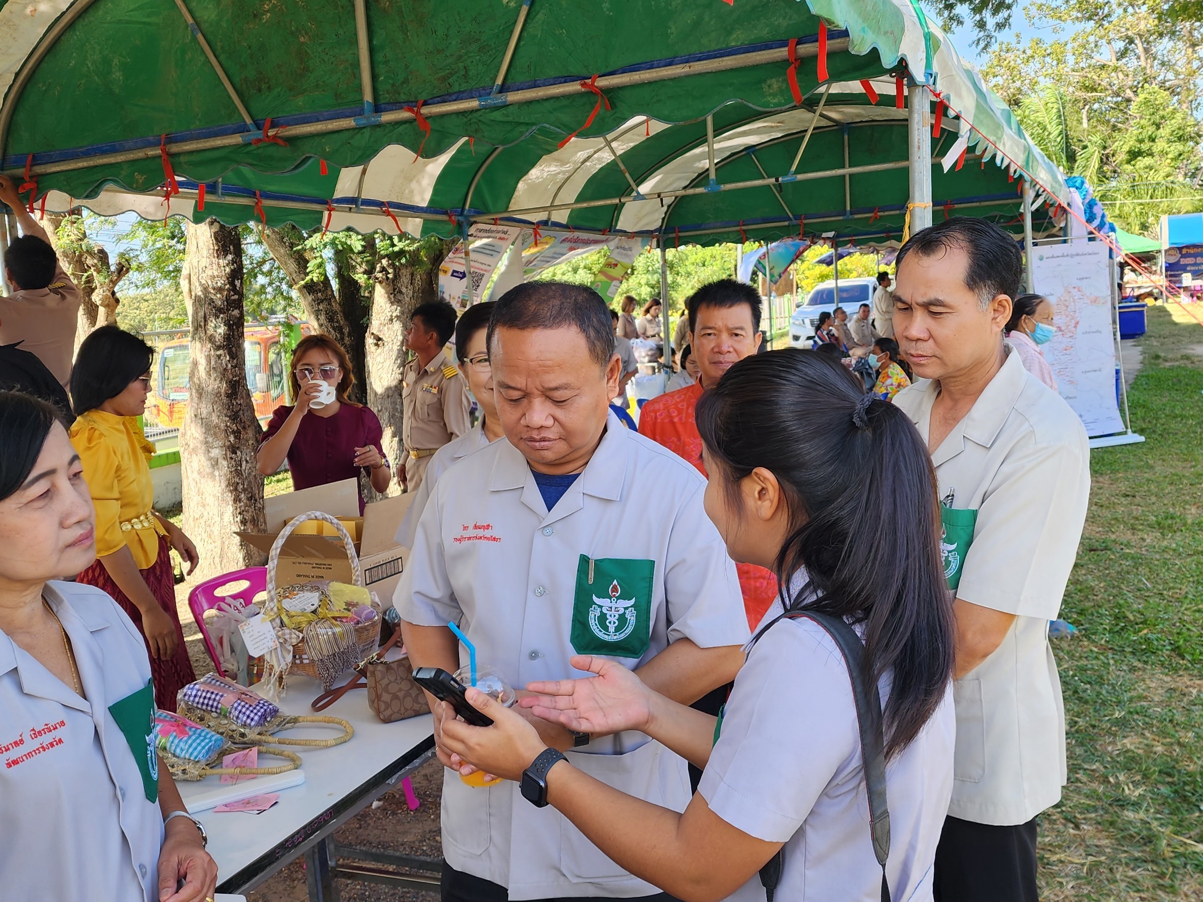 พช.ยโสธร เดินหน้าขับเคลื่อนนโยบายการใช้งานแพลตฟอร์มบริการดิจิทัล Click ชุมชน ส่งเสริมการใช้ประโยชน์จากแพลตฟอร์มให้กับประชาชนในกิจกรรม จังหวัดเคลื่อนที่