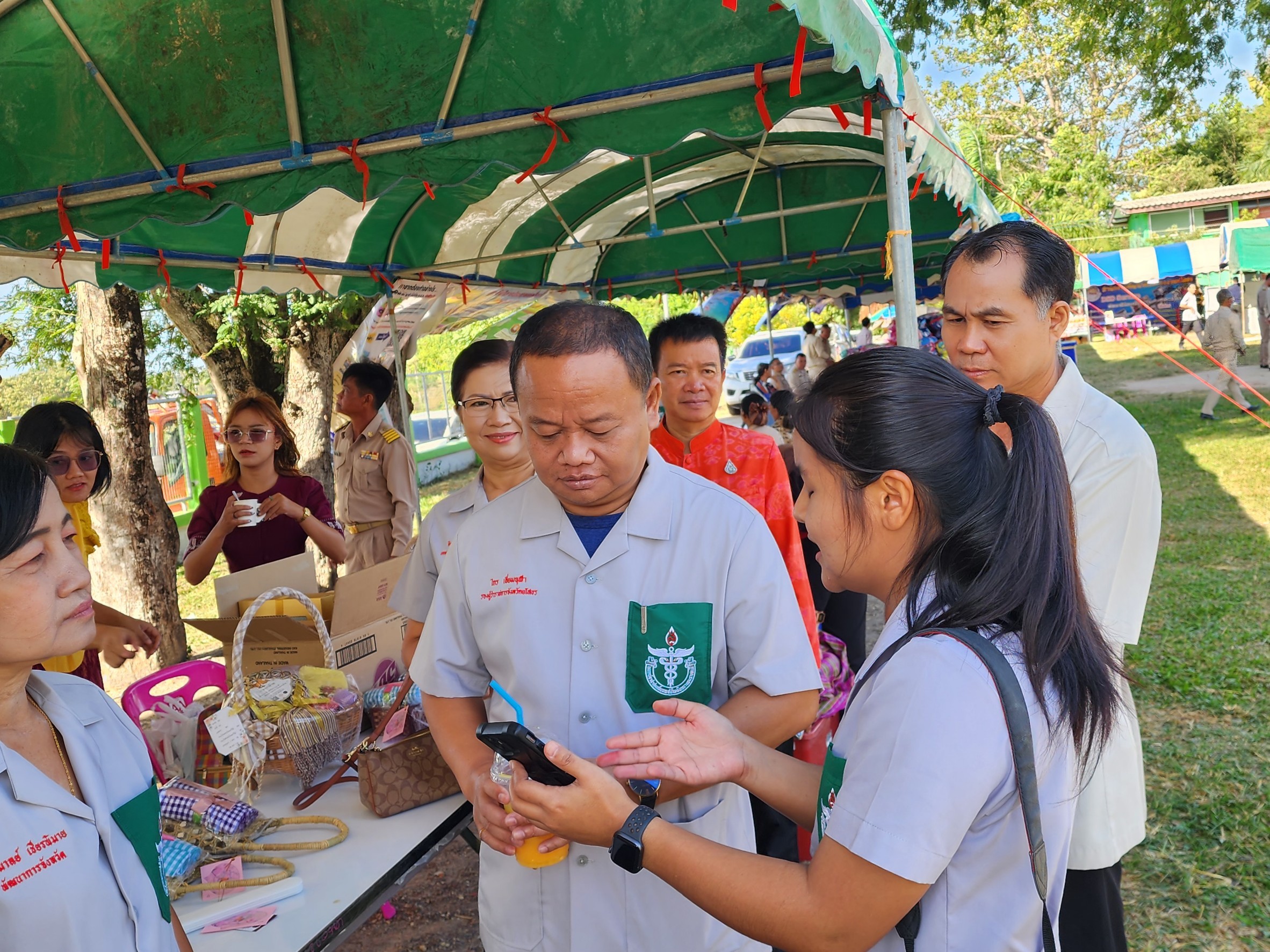 พช.ยโสธร เดินหน้าขับเคลื่อนนโยบายการใช้งานแพลตฟอร์มบริการดิจิทัล Click ชุมชน ส่งเสริมการใช้ประโยชน์จากแพลตฟอร์มให้กับประชาชนในกิจกรรม จังหวัดเคลื่อนที่