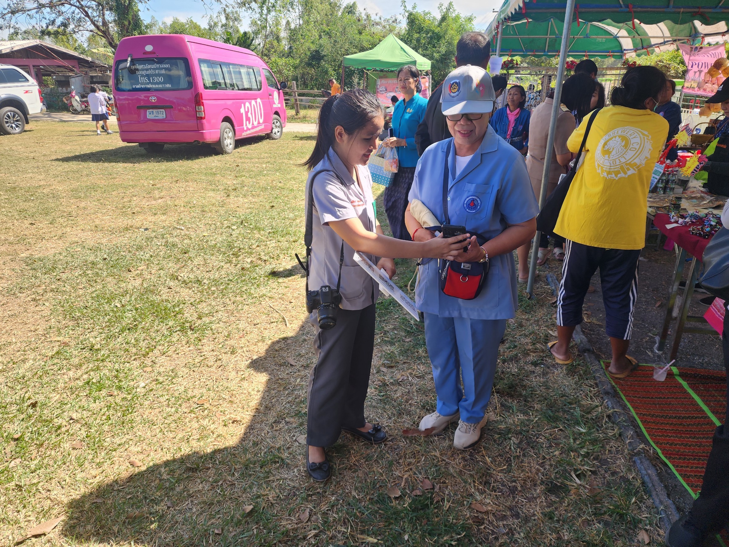 พช.ยโสธร เดินหน้าขับเคลื่อนนโยบายการใช้งานแพลตฟอร์มบริการดิจิทัล Click ชุมชน ส่งเสริมการใช้ประโยชน์จากแพลตฟอร์มให้กับประชาชนในกิจกรรม จังหวัดเคลื่อนที่