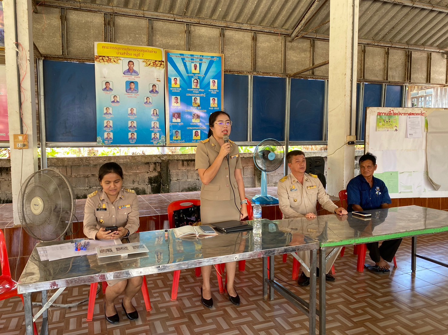 พช.ยโสธร ลงพื้นที่ประชุมเตรียมความพร้อมต้อนรับนักท่องเที่ยวชุมชนหมู่บ้าน OTOP นวัติวิถี บ้านสำโรง ตำบลคูเมือง อำเภอมหาชนะชัย จังหวัดยโสธร
