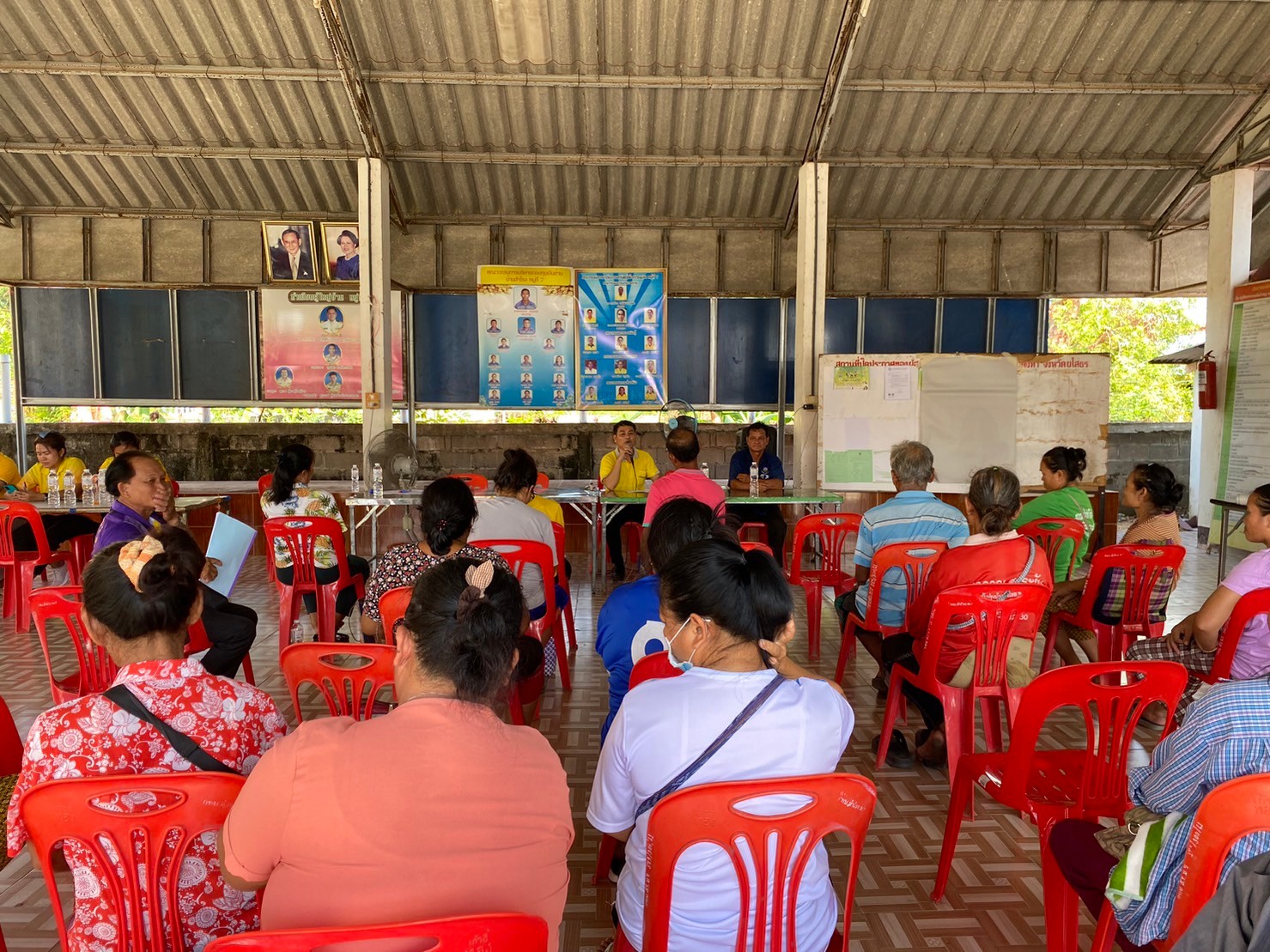 พช.ยโสธร ลงพื้นที่ประชุมเตรียมความพร้อมต้อนรับนักท่องเที่ยวชุมชนหมู่บ้าน OTOP นวัติวิถี บ้านสำโรง ตำบลคูเมือง อำเภอมหาชนะชัย จังหวัดยโสธร