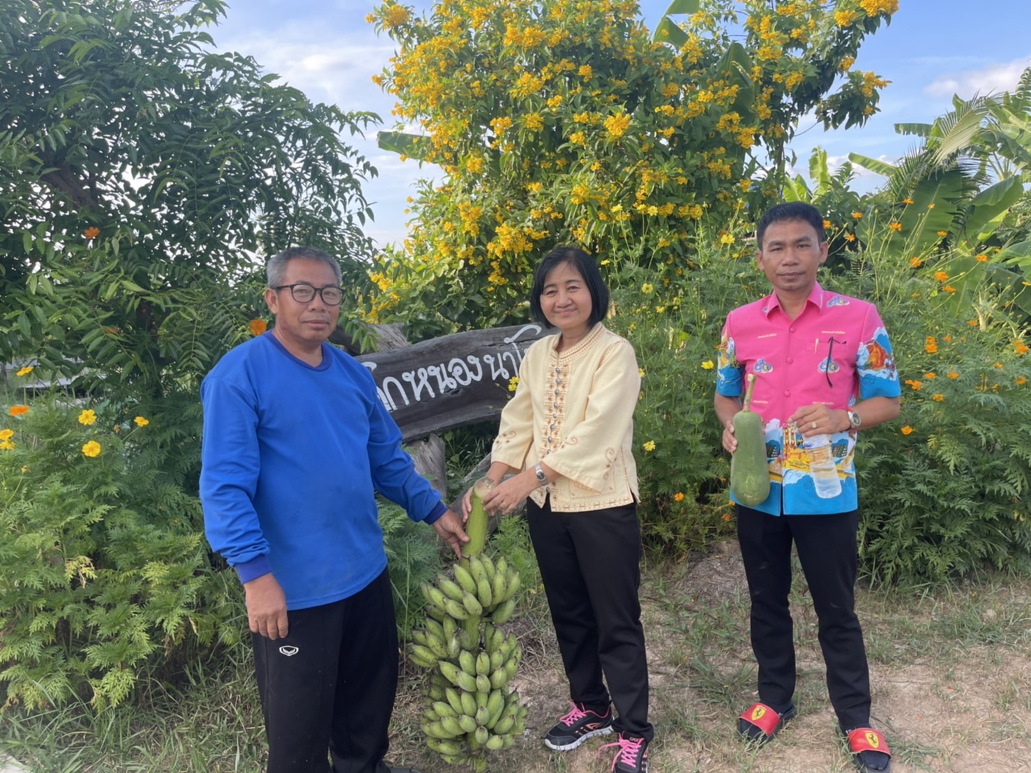 พช.ยโสธร ติดตามส่งเสริมสนับสนุนการดำเนินโครงการพัฒนาหมู่บ้านเศรษฐกิจพอเพียง กิจกรรมพัฒนาศูนย์เรียนรู้ทฤษฎีใหม่รูปแบบ “โคก หนอง นา โมเดล” อำเภอป่าติ้ว จังหวัดยโสธร