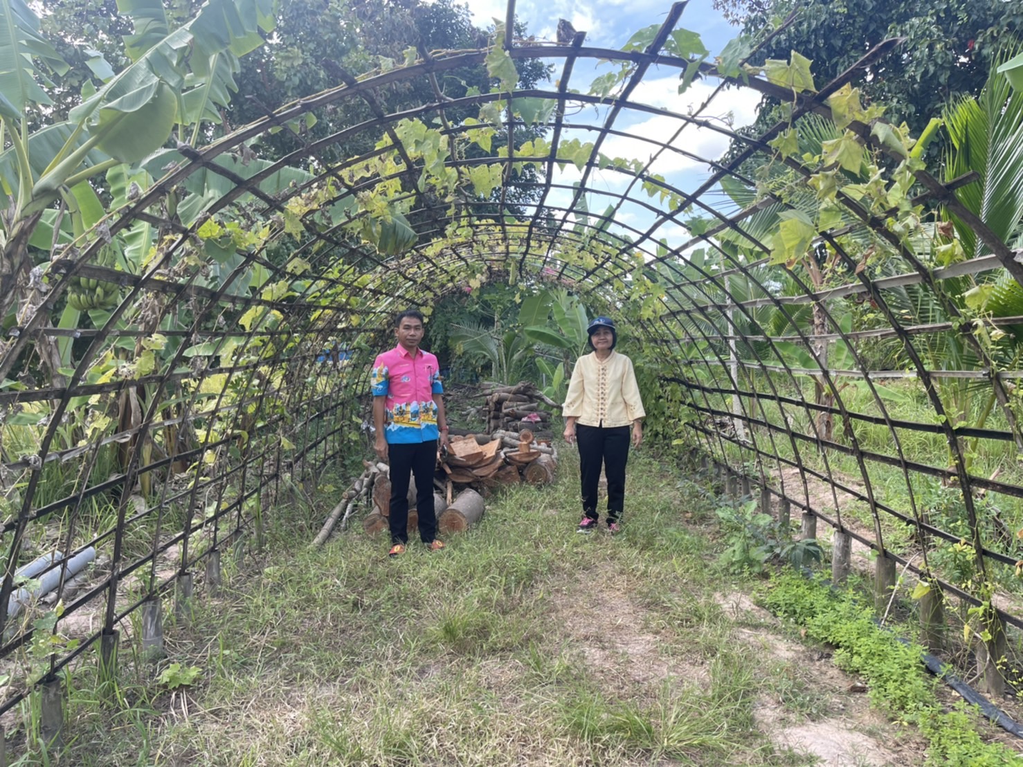 พช.ยโสธร ติดตามส่งเสริมสนับสนุนการดำเนินโครงการพัฒนาหมู่บ้านเศรษฐกิจพอเพียง กิจกรรมพัฒนาศูนย์เรียนรู้ทฤษฎีใหม่รูปแบบ “โคก หนอง นา โมเดล” อำเภอป่าติ้ว จังหวัดยโสธร