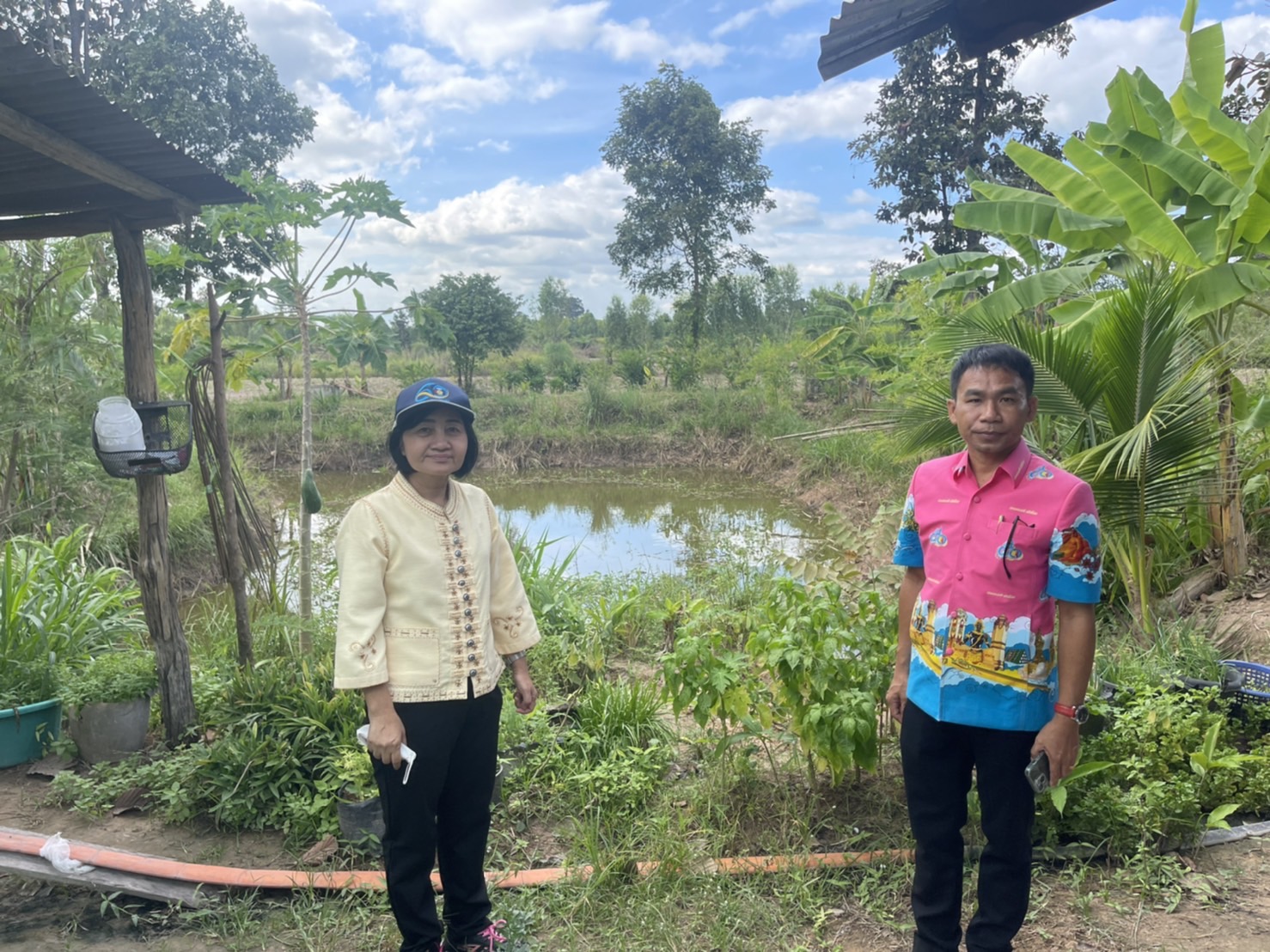 พช.ยโสธร ติดตามส่งเสริมสนับสนุนการดำเนินโครงการพัฒนาหมู่บ้านเศรษฐกิจพอเพียง กิจกรรมพัฒนาศูนย์เรียนรู้ทฤษฎีใหม่รูปแบบ “โคก หนอง นา โมเดล” อำเภอป่าติ้ว จังหวัดยโสธร