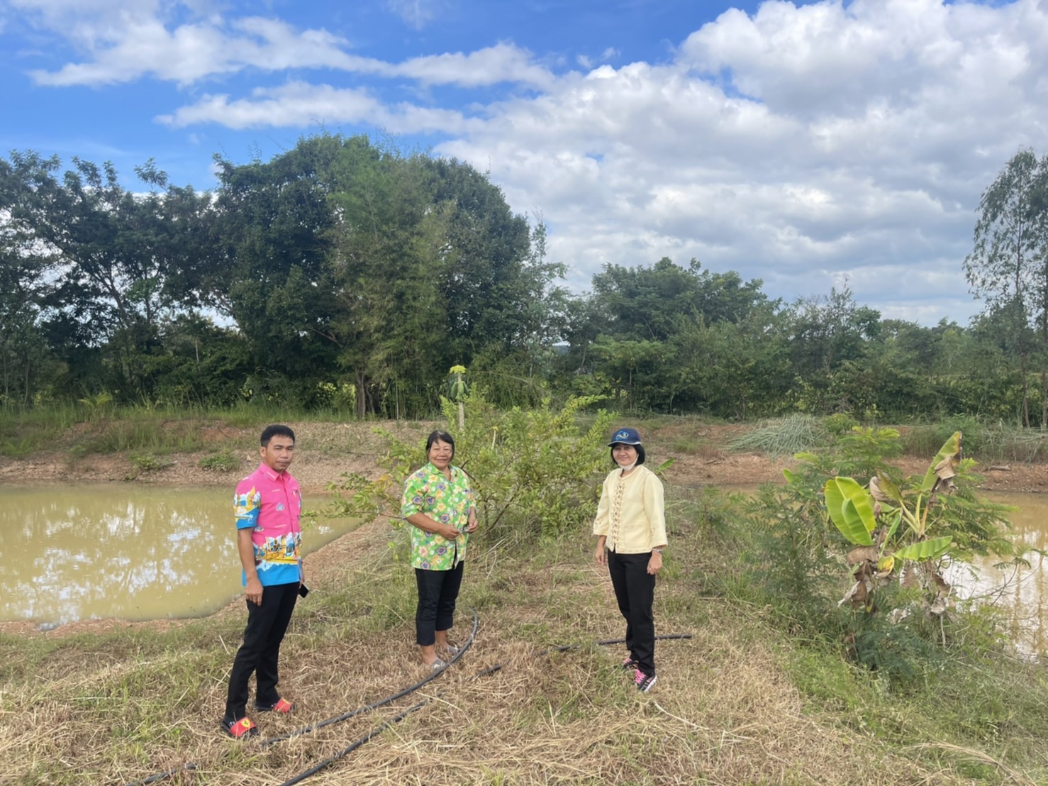 พช.ยโสธร ติดตามส่งเสริมสนับสนุนการดำเนินโครงการพัฒนาหมู่บ้านเศรษฐกิจพอเพียง กิจกรรมพัฒนาศูนย์เรียนรู้ทฤษฎีใหม่รูปแบบ “โคก หนอง นา โมเดล” อำเภอป่าติ้ว จังหวัดยโสธร