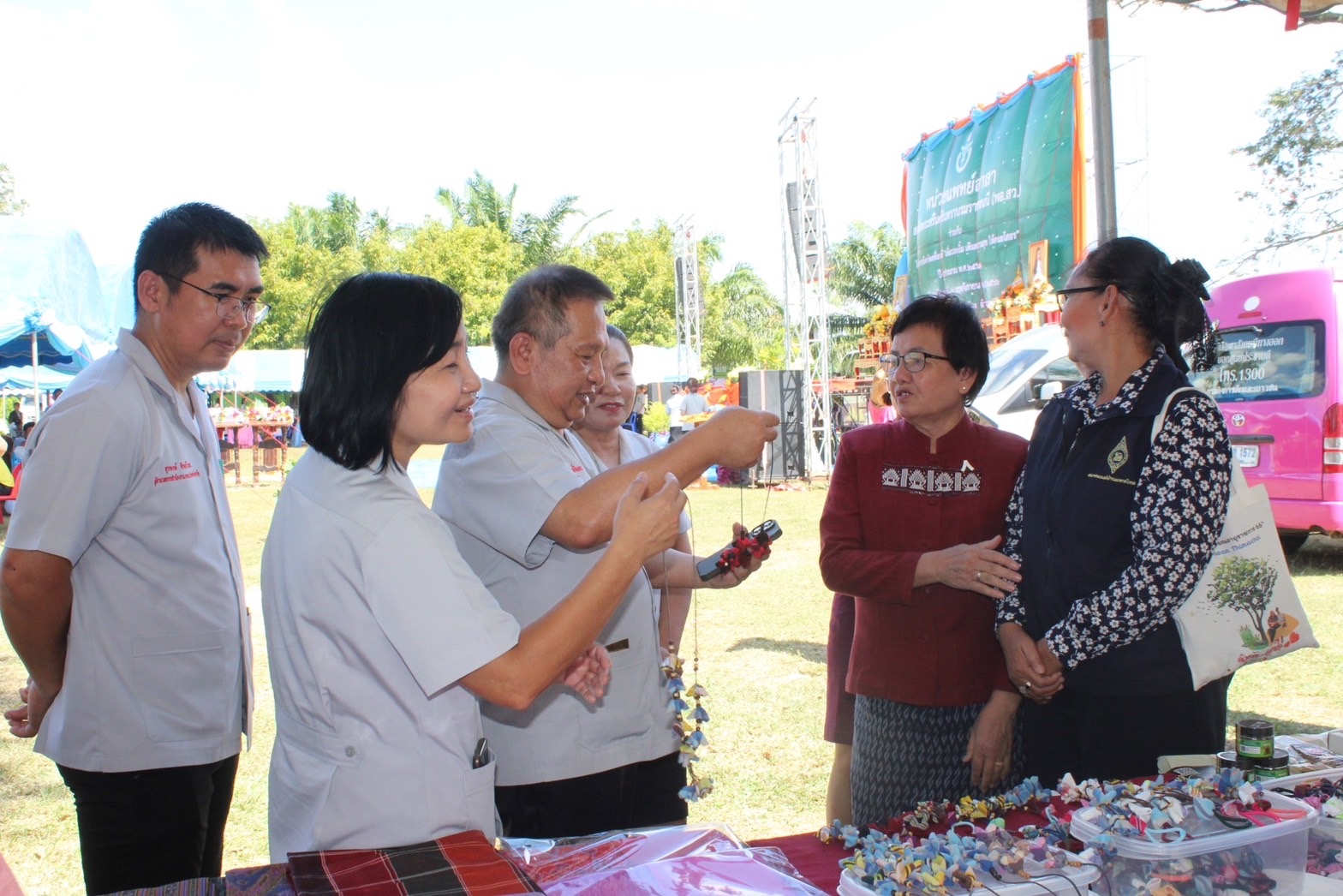 พช.ยโสธร ร่วมกิจกรรมหน่วยแพทย์อาสา สมเด็จพระศรีนครินทราบรมราชชนนี (พอ.สว.) ร่วมกับโครงการจังหวัดเคลื่อนที่ “เพิ่มรอยยิ้ม เติมความสุข ให้คนยโสธร”