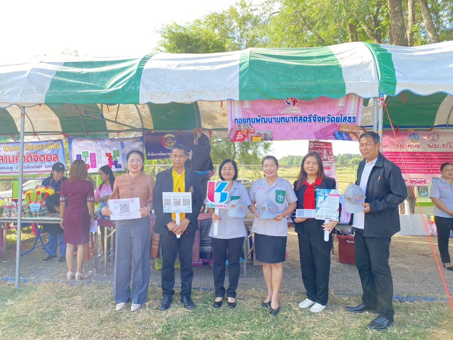 พช.ยโสธร เดินหน้าขับเคลื่อนนโยบายการใช้งานแพลตฟอร์มบริการดิจิทัล Click ชุมชน ส่งเสริมการใช้ประโยชน์จากแพลตฟอร์มให้กับประชาชนในกิจกรรม จังหวัดเคลื่อนที่