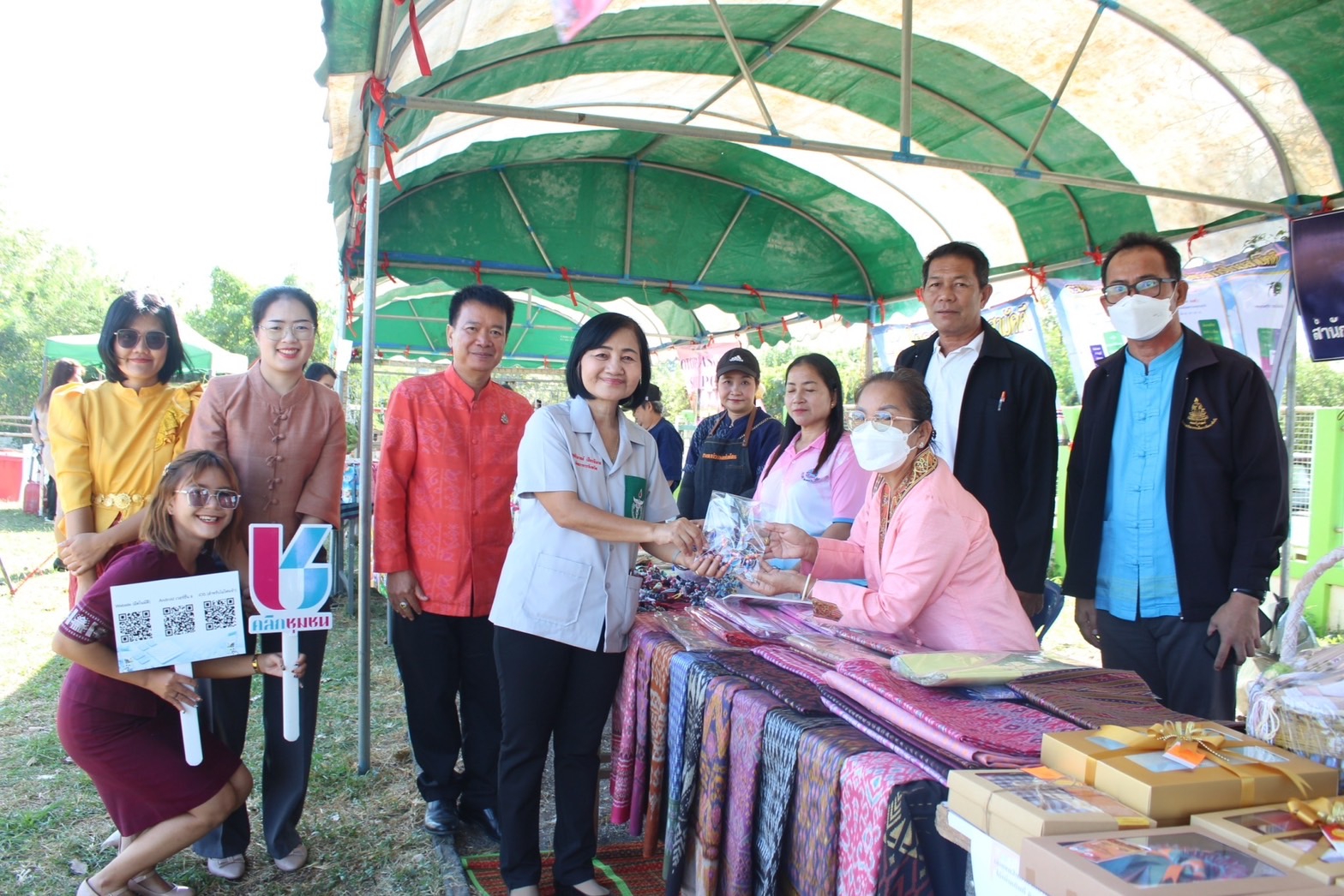 พช.ยโสธร เดินหน้าขับเคลื่อนนโยบายการใช้งานแพลตฟอร์มบริการดิจิทัล Click ชุมชน ส่งเสริมการใช้ประโยชน์จากแพลตฟอร์มให้กับประชาชนในกิจกรรม จังหวัดเคลื่อนที่