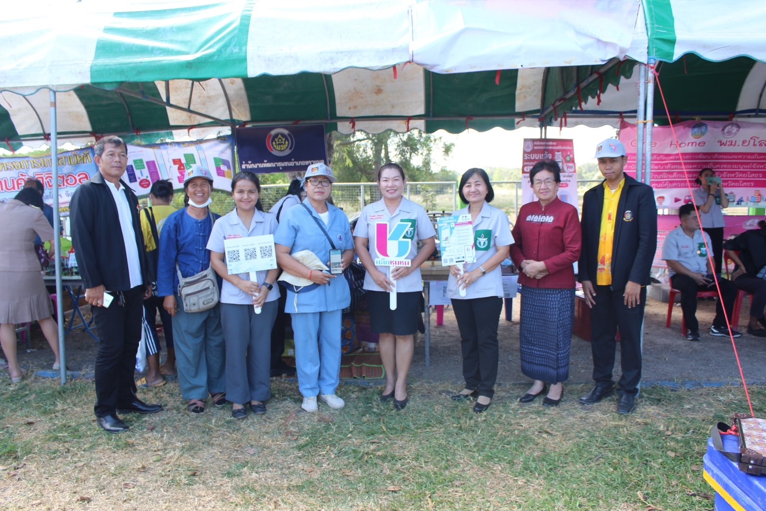 พช.ยโสธร เดินหน้าขับเคลื่อนนโยบายการใช้งานแพลตฟอร์มบริการดิจิทัล Click ชุมชน ส่งเสริมการใช้ประโยชน์จากแพลตฟอร์มให้กับประชาชนในกิจกรรม จังหวัดเคลื่อนที่